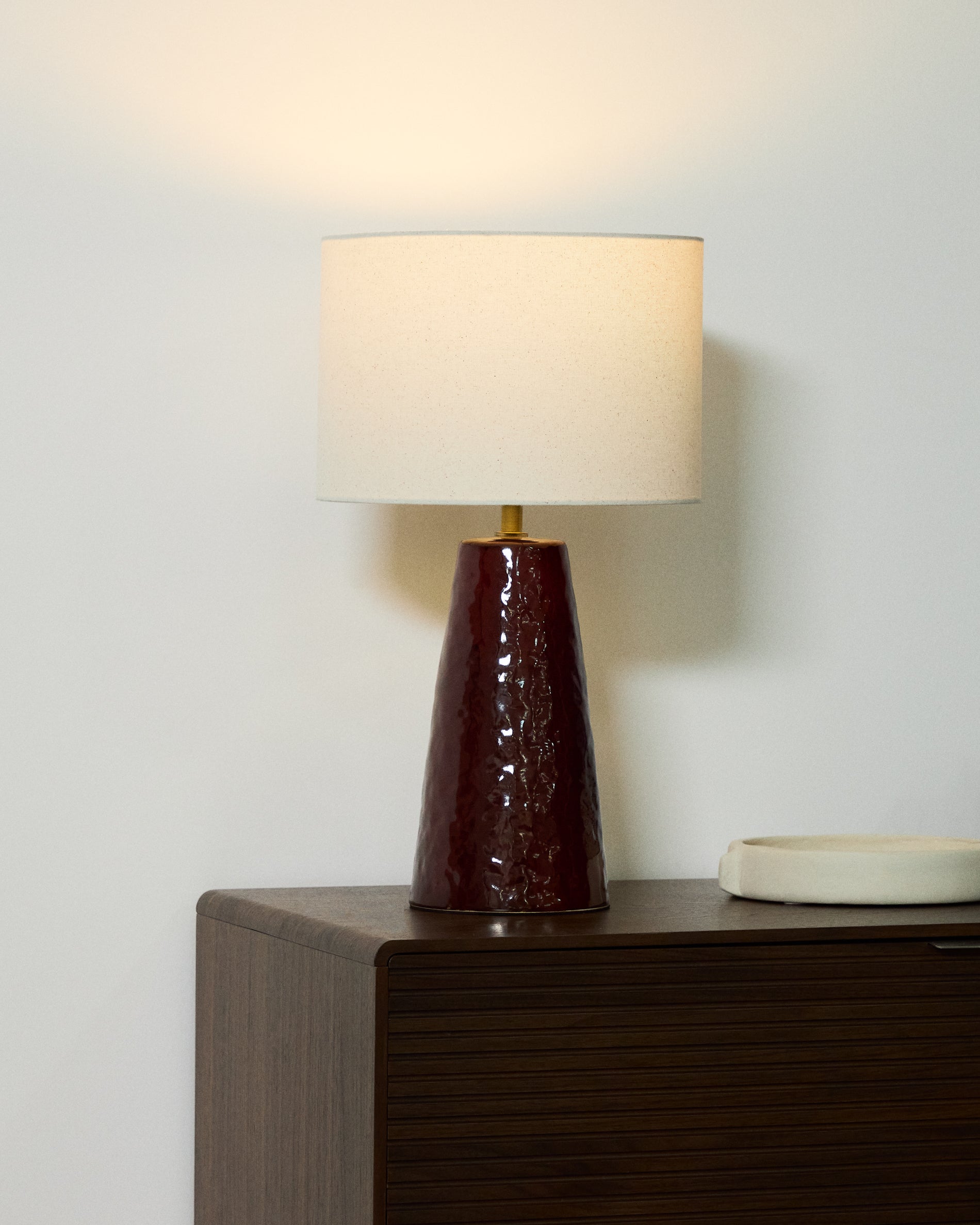 Drava table lamp in burgundy ceramic with cotton shade - Lifestyle