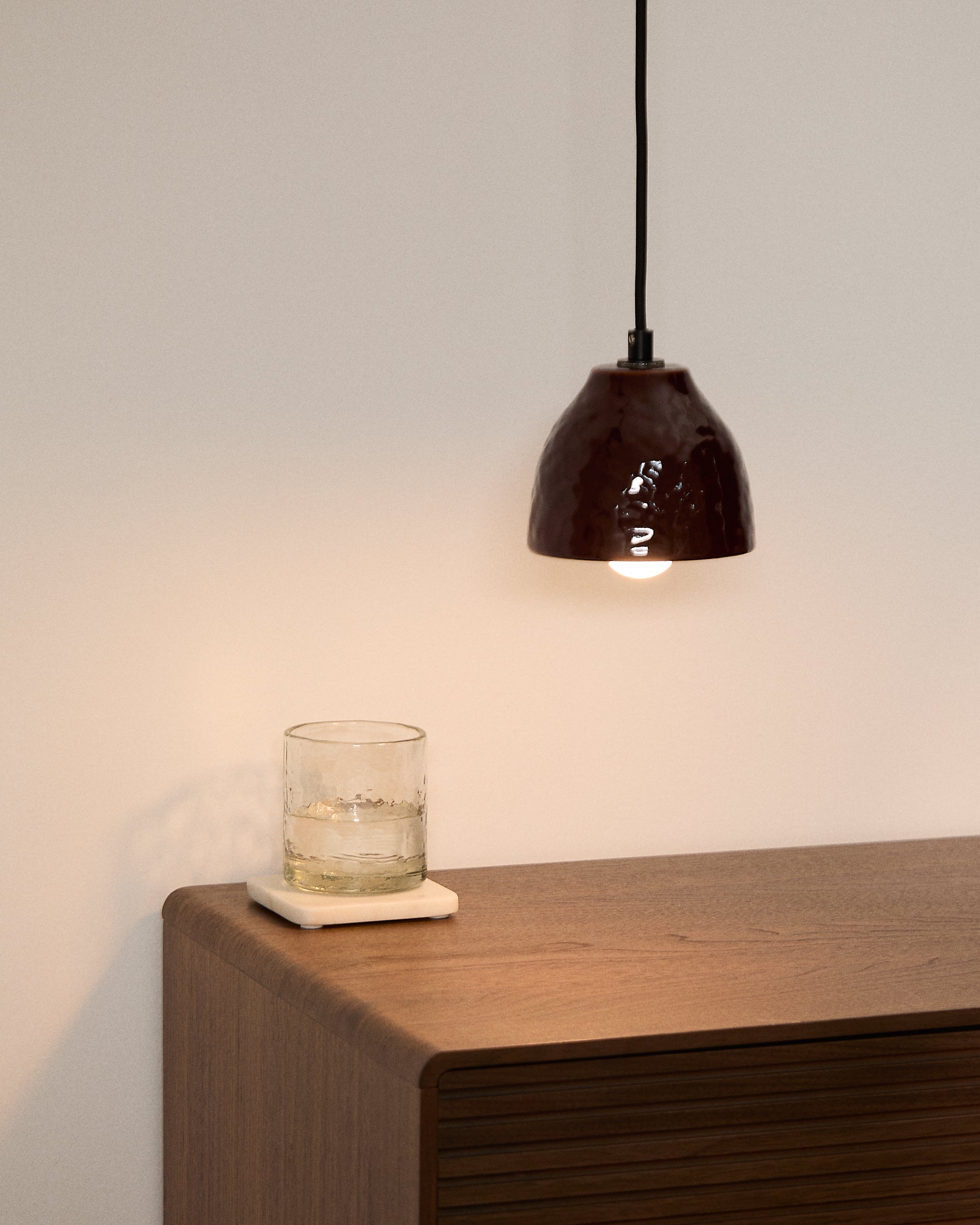 Drava ceiling lamp in burgundy ceramic - Lifestyle