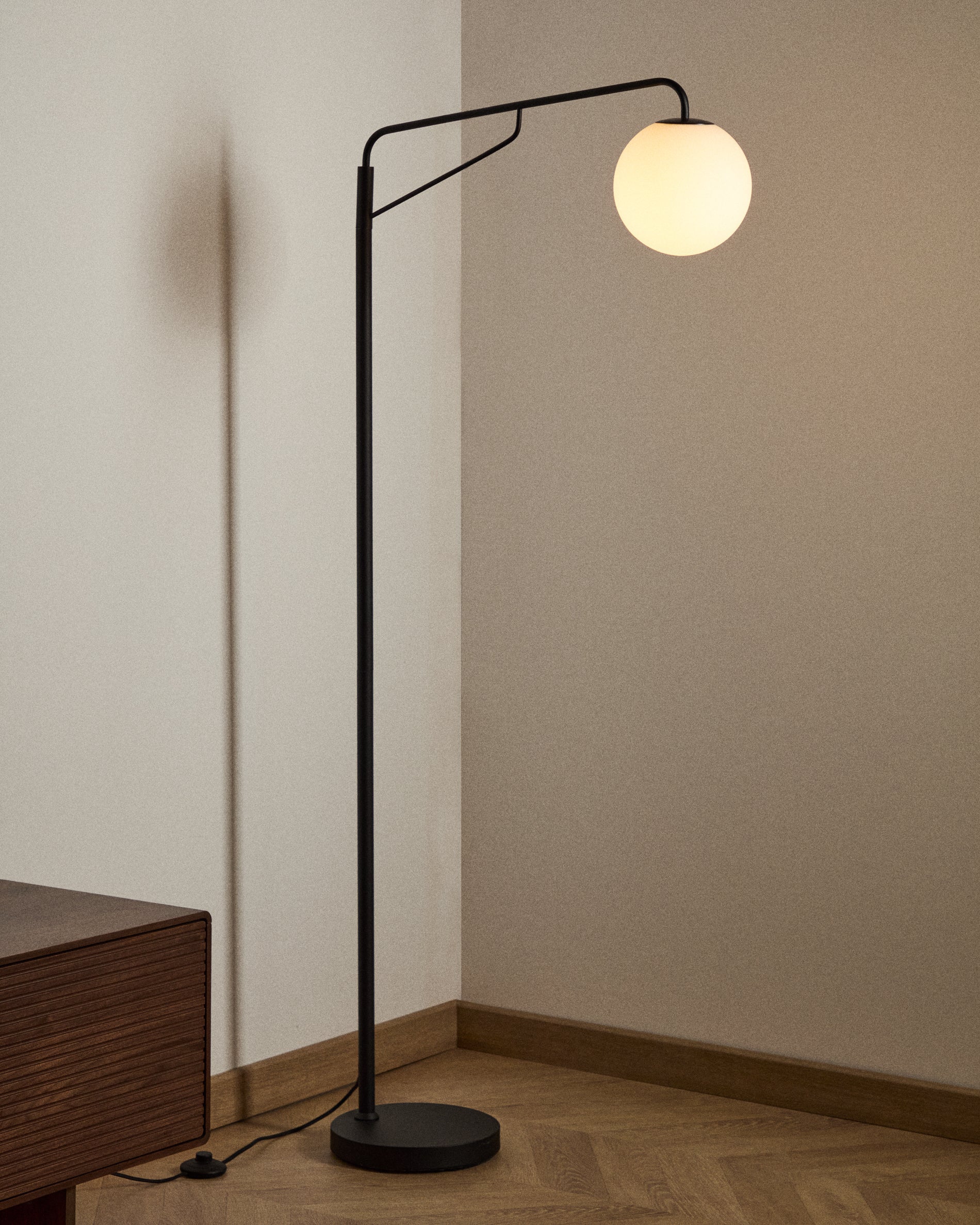 Eilo floor lamp in black steel with frosted glass globe - Lifestyle