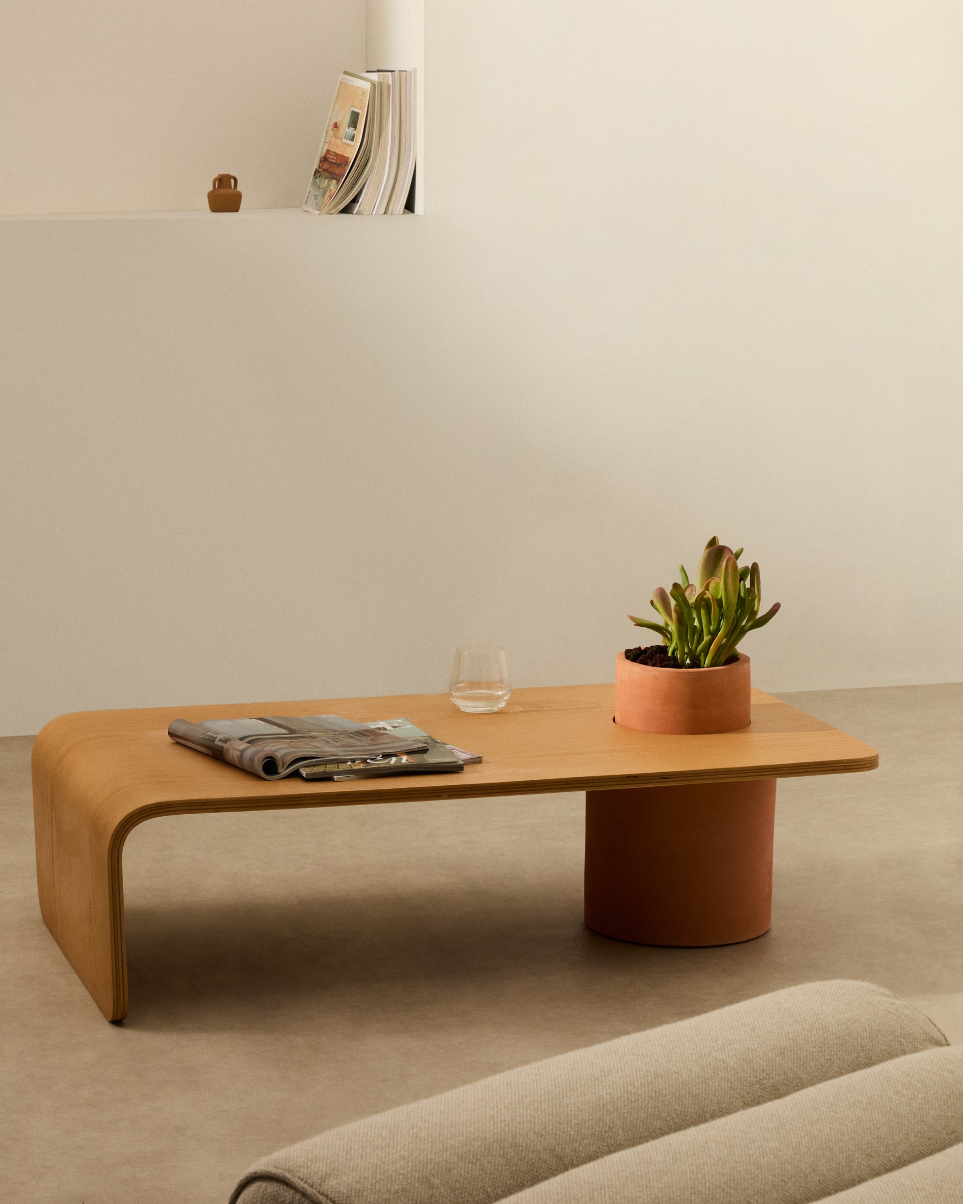Olaria terracotta coffee table with an oak veneer in a natural finish, 110 x 60 cm - Lifestyle