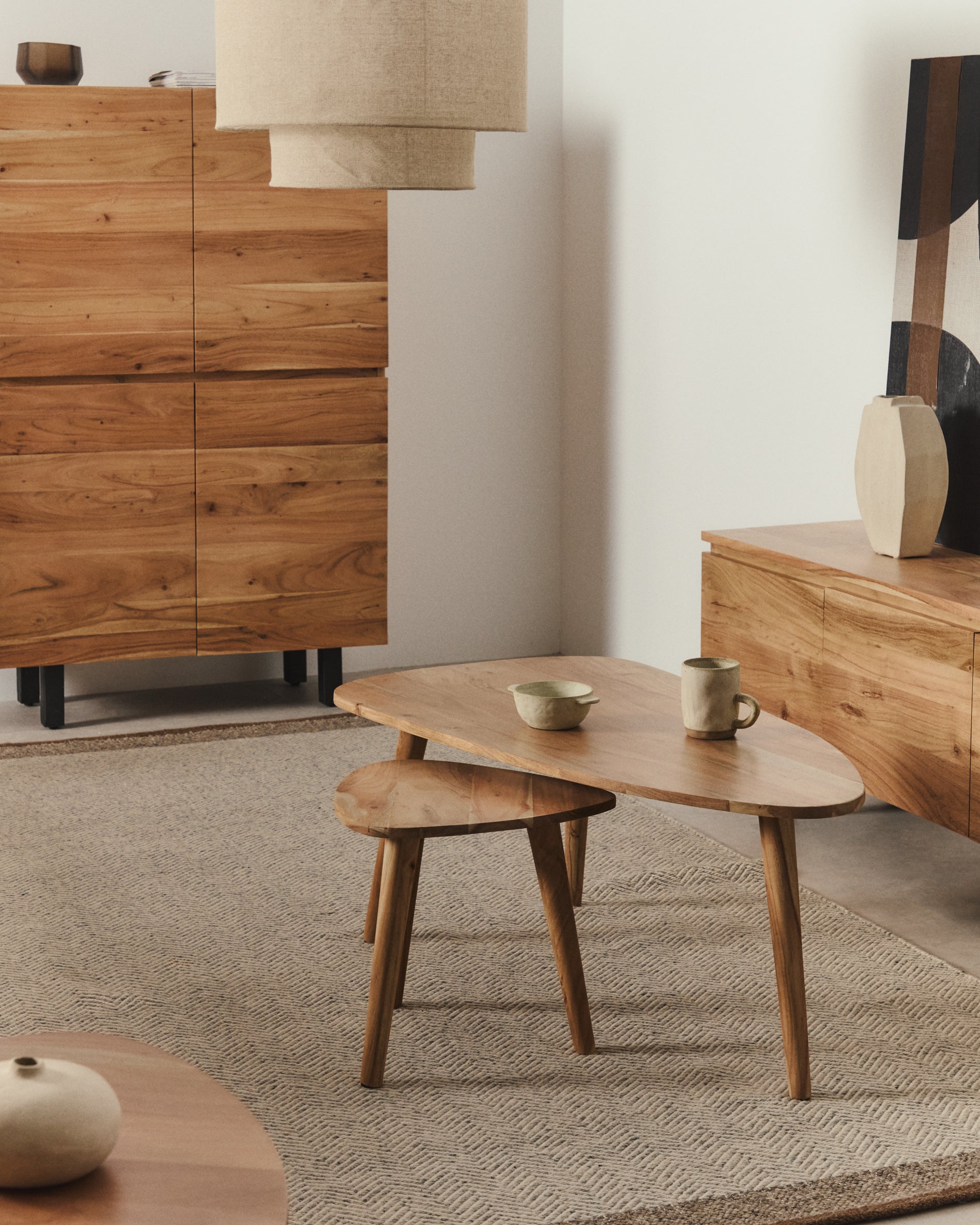 Duvani coffee table in solid acacia wood with bleached finish Ø110 x 60cm - Lifestyle
