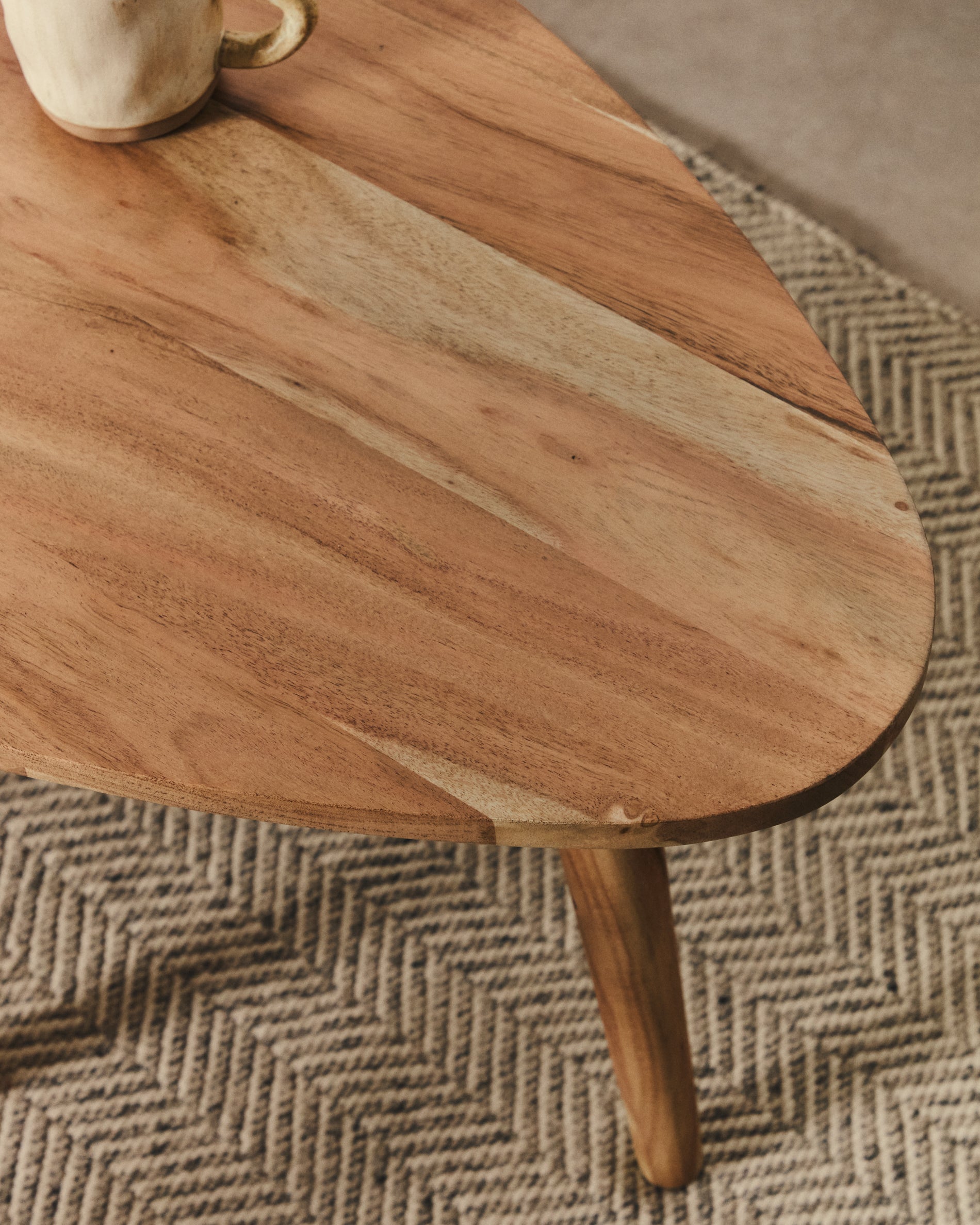 Duvani coffee table in solid acacia wood with bleached finish Ø110 x 60cm - Lifestyle