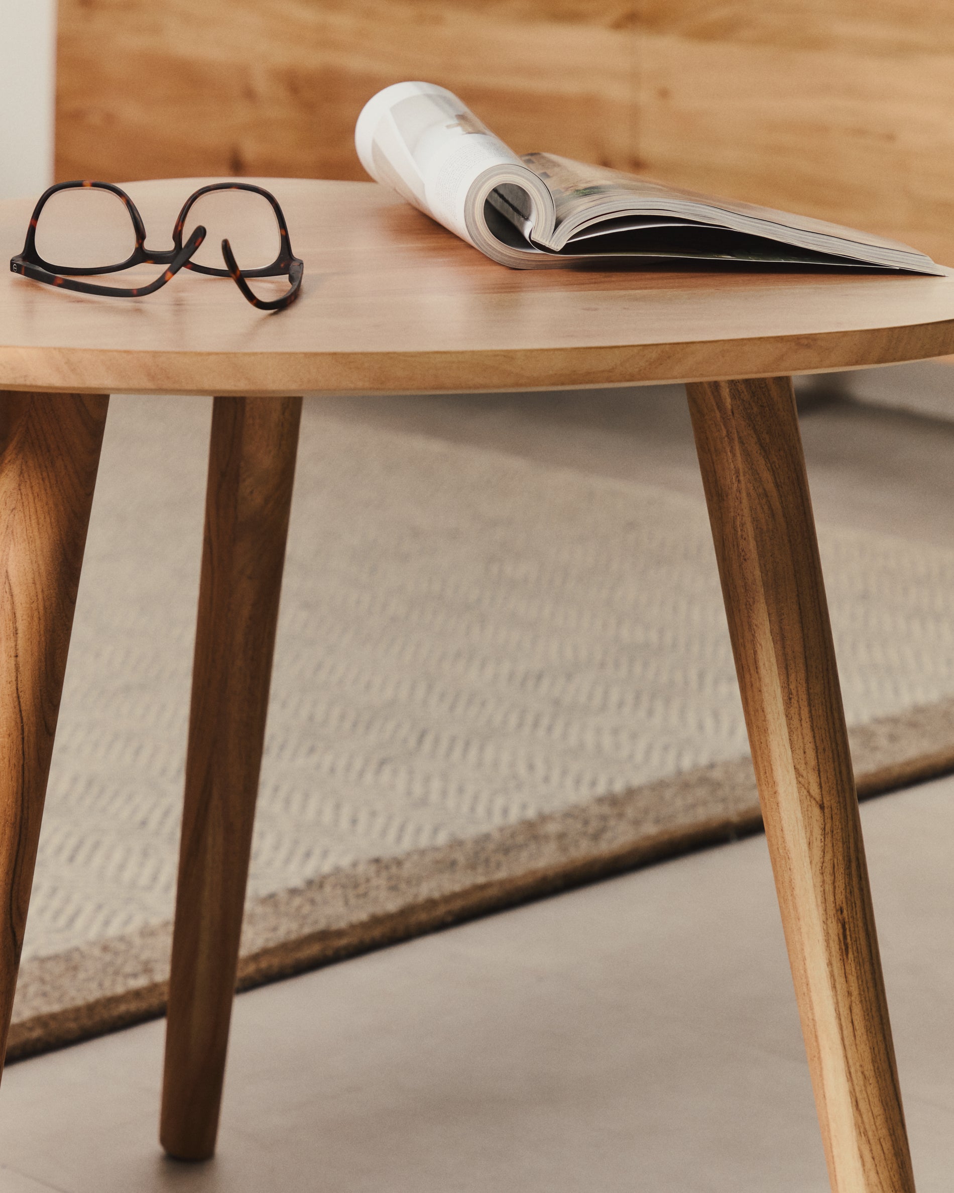 Duvani set of 2 side tables in solid acacia wood with bleached finish - Lifestyle