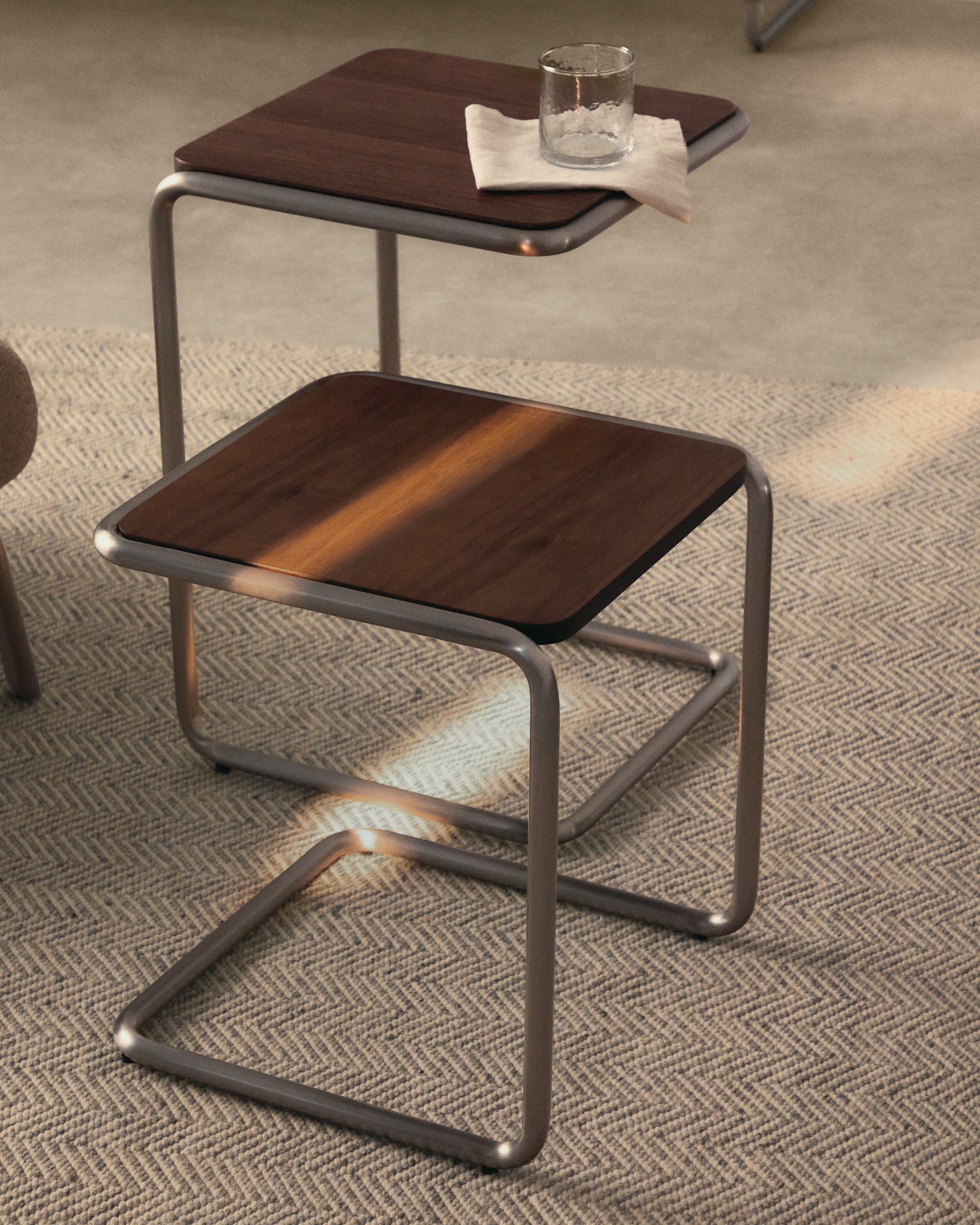 Tarsel side table in walnut veneer with brushed stainless steel structure 42 x 47cm - Lifestyle