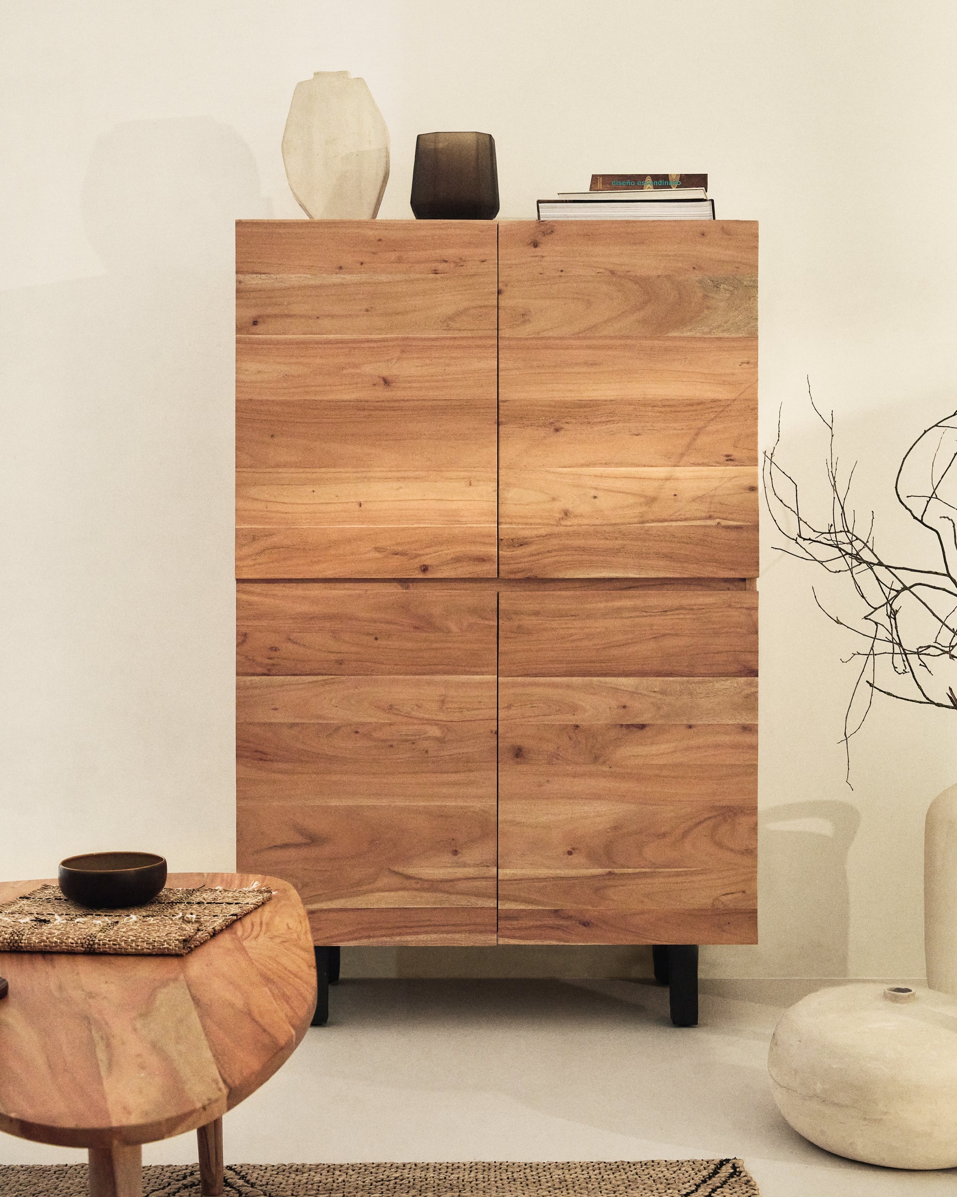 Uxue 4-door tall sideboard in solid acacia wood with bleached finish and black steel 100 x 155cm - Lifestyle