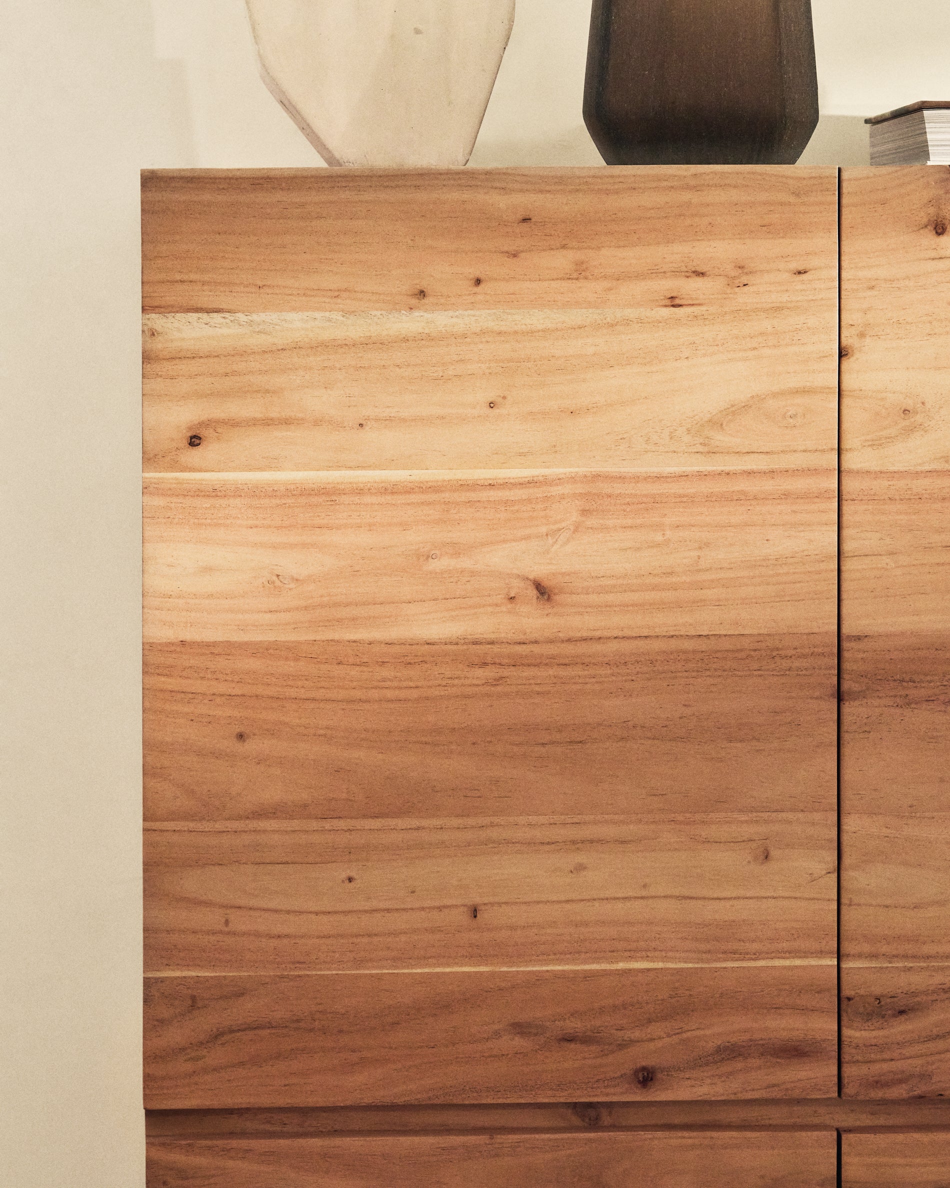 Uxue 4-door tall sideboard in solid acacia wood with bleached finish and black steel 100 x 155cm - Lifestyle