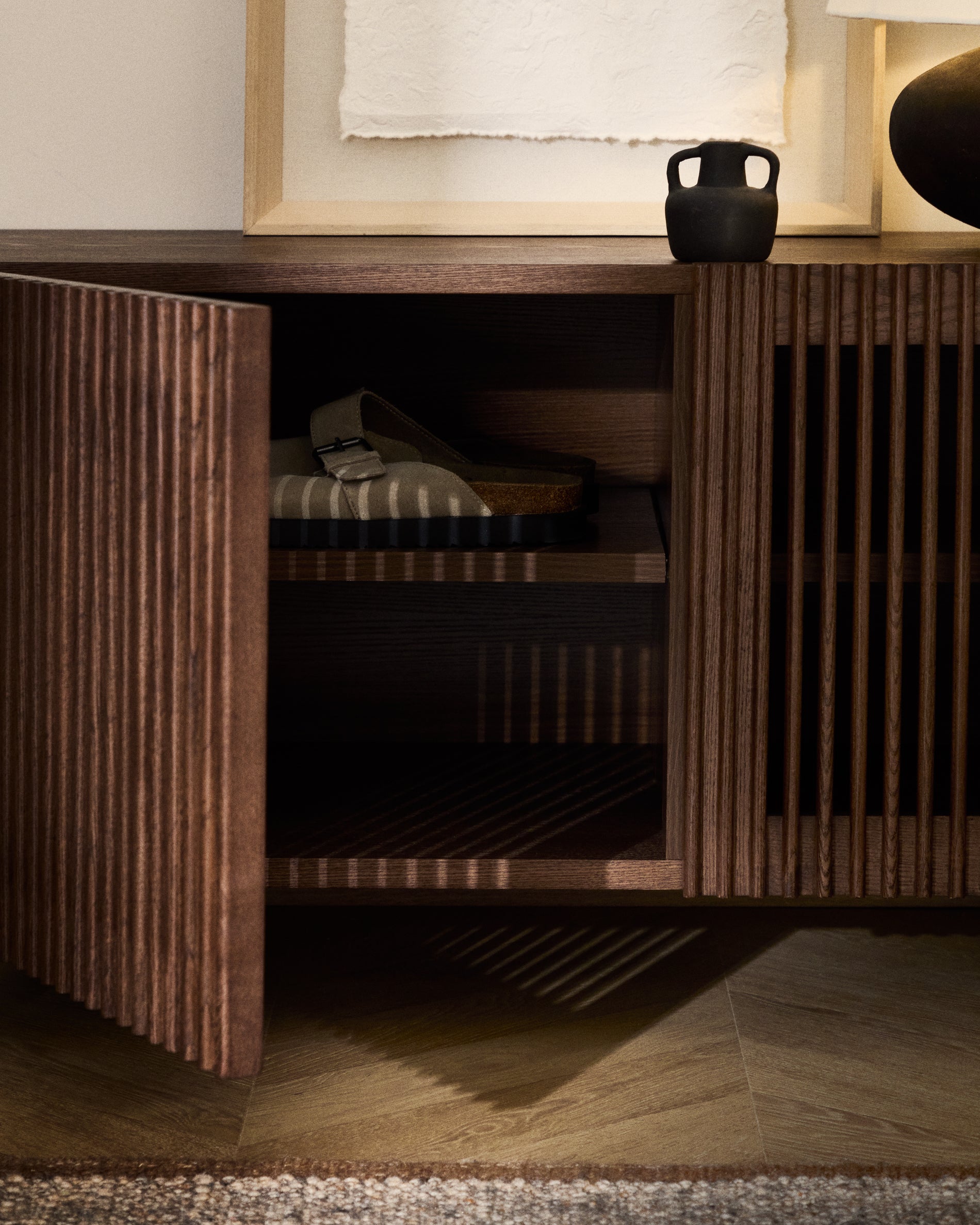 Beyla shoe rack in ash veneer and solid ash wood with walnut finish 98 cm FSC 100% - Lifestyle