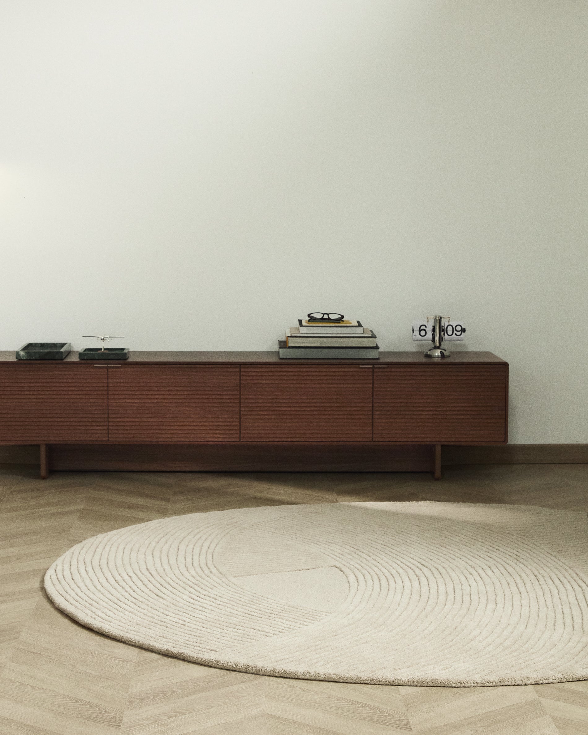 Domm beige wool rug, Ø 200 cm - Lifestyle