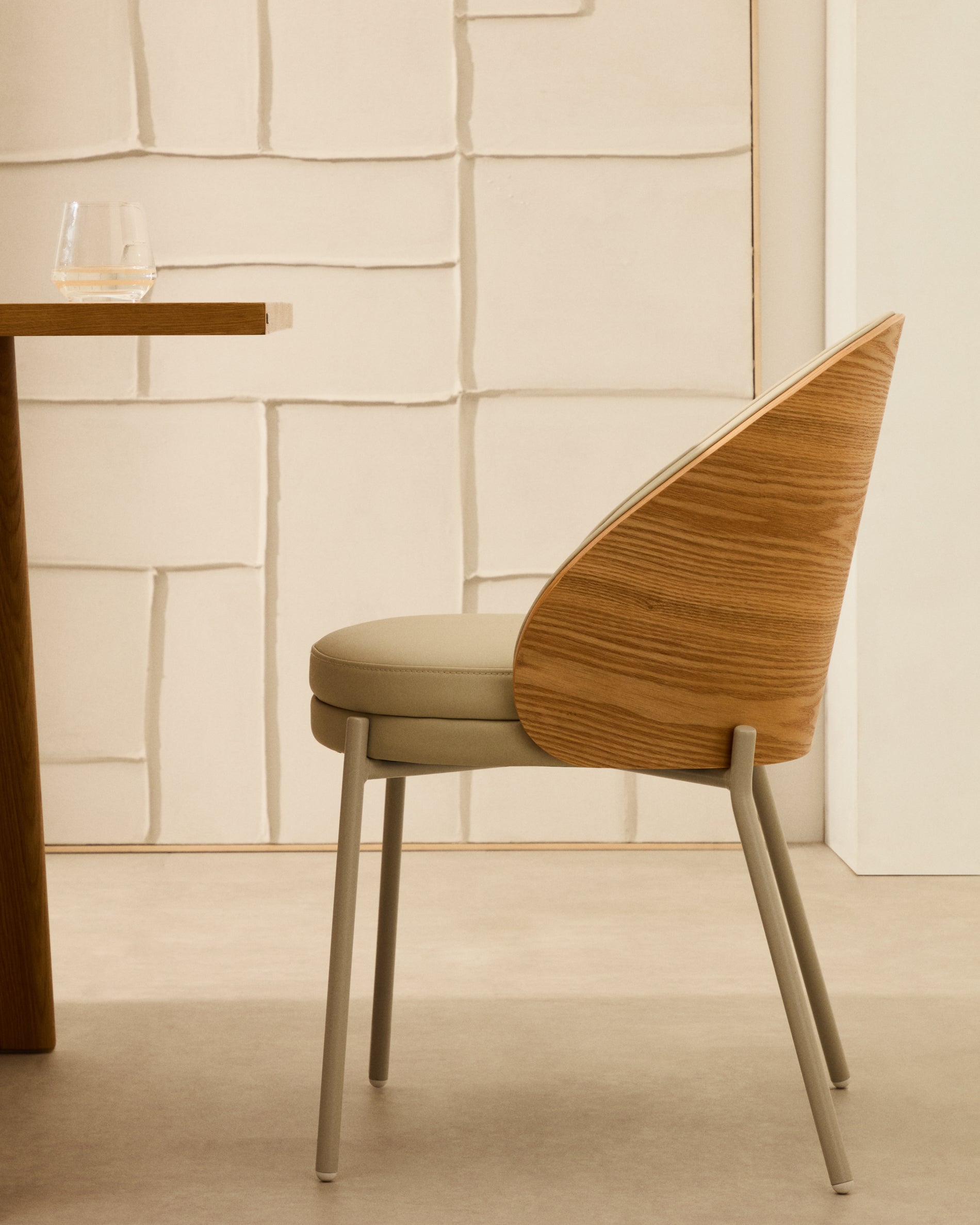 Eamy beige faux leather chair, ash veneer with natural finish and beige metal - Lifestyle