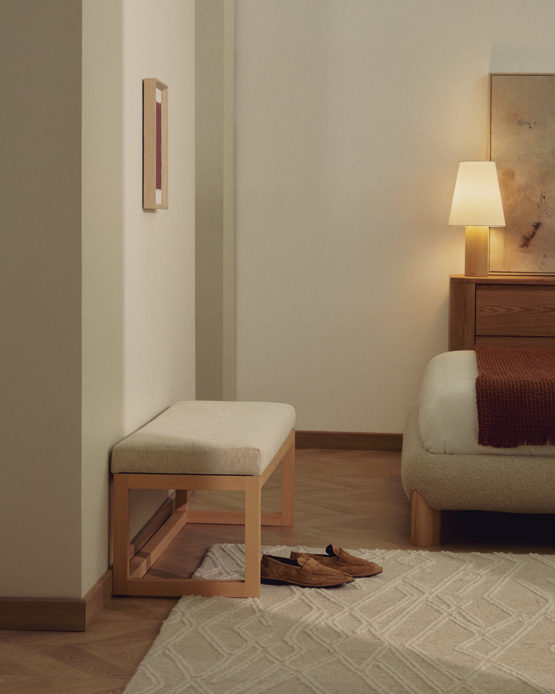 Loya bench in beige chenille and beech wood 128cm - Lifestyle