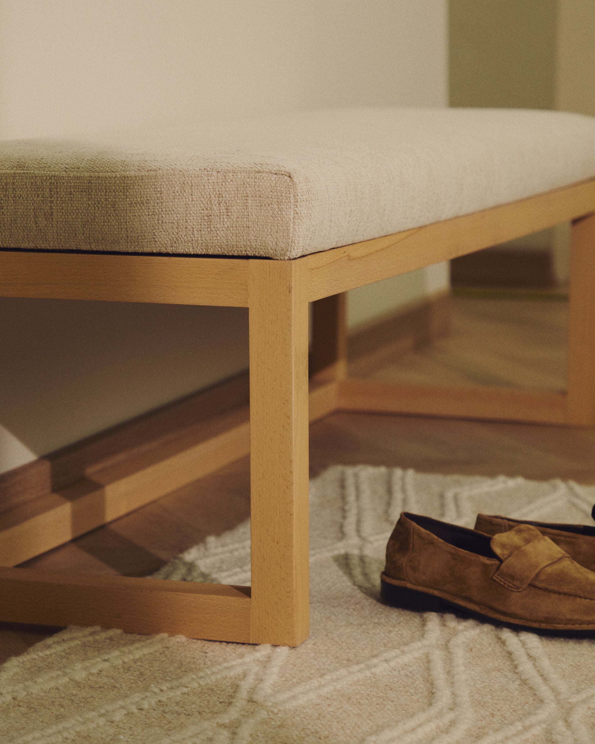 Loya bench in beige chenille and beech wood 128cm - Lifestyle