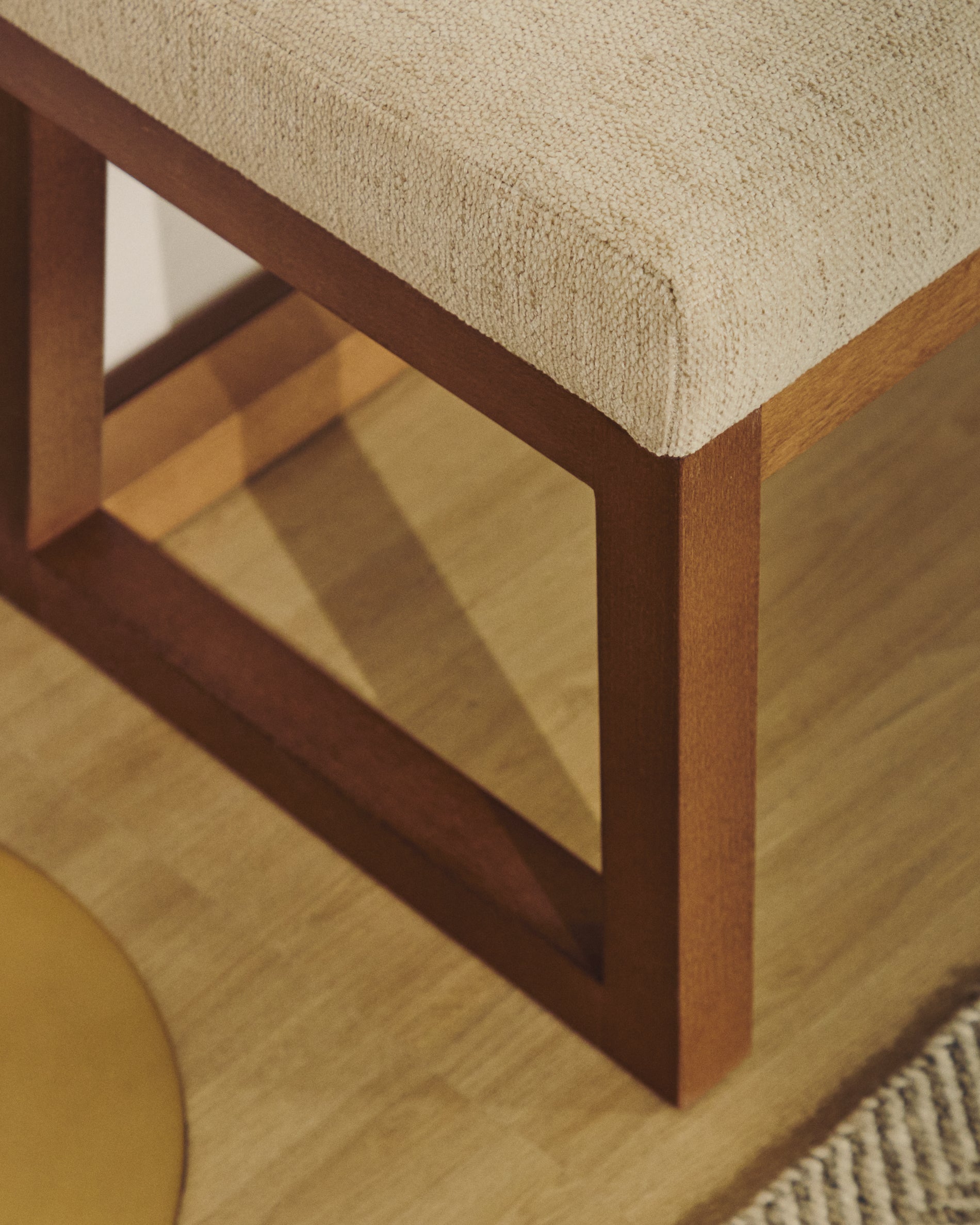 Loya bench in beige chenille and beech wood with walnut-coloured finish 128cm - Lifestyle