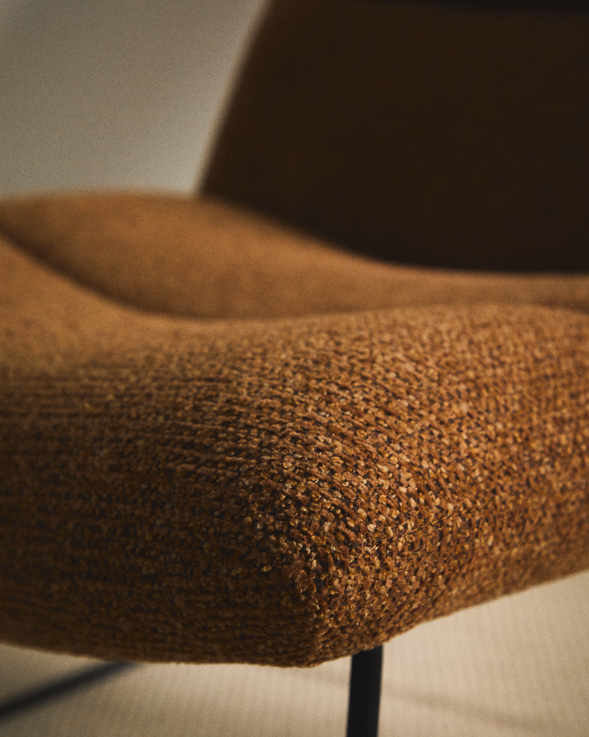 Asen terracotta chenille armchair with black steel legs FSC 100% - Lifestyle