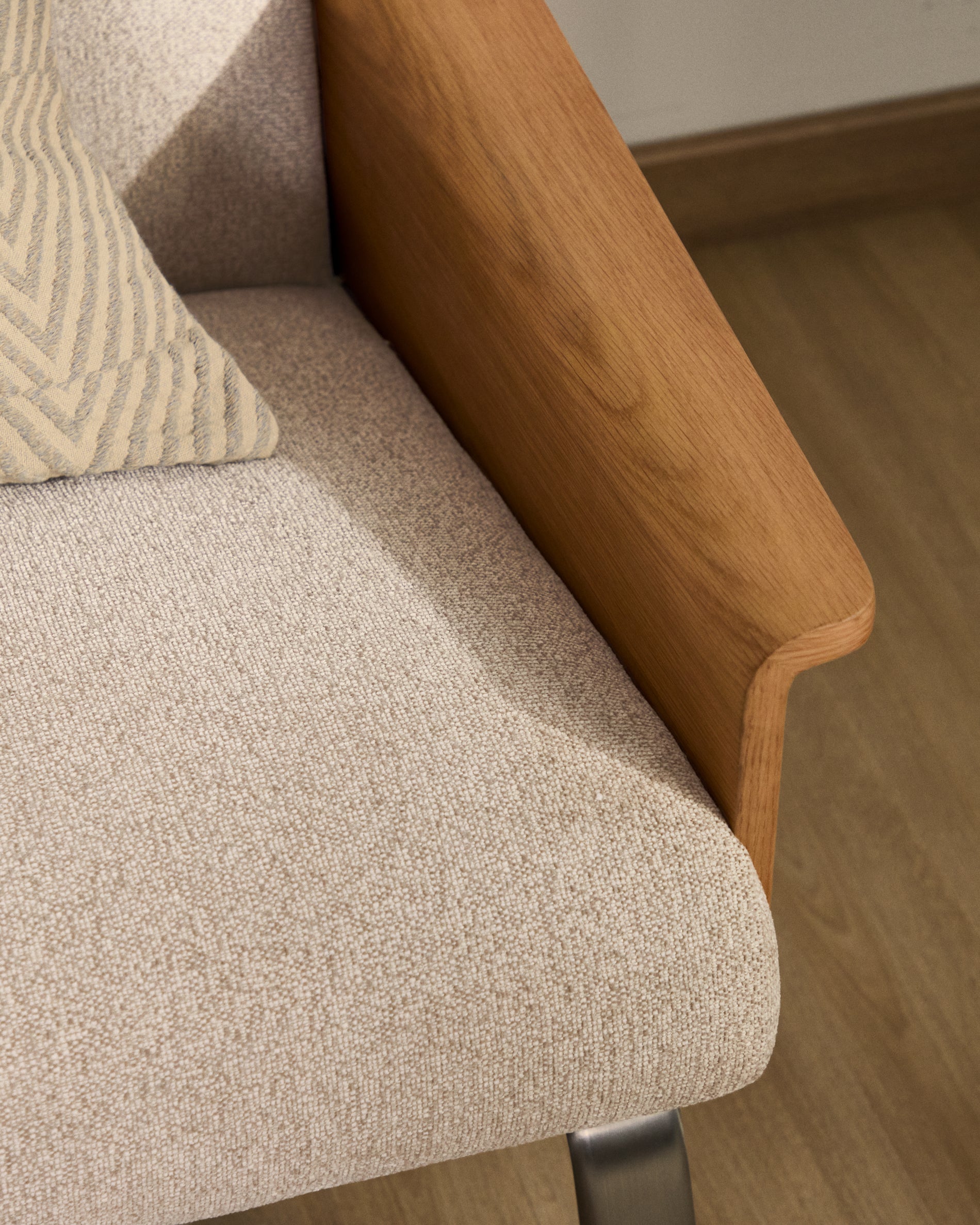 Amsen beige chenille 3-seater sofa in oak plywood with brushed stainless steel legs 190cm - Lifestyle