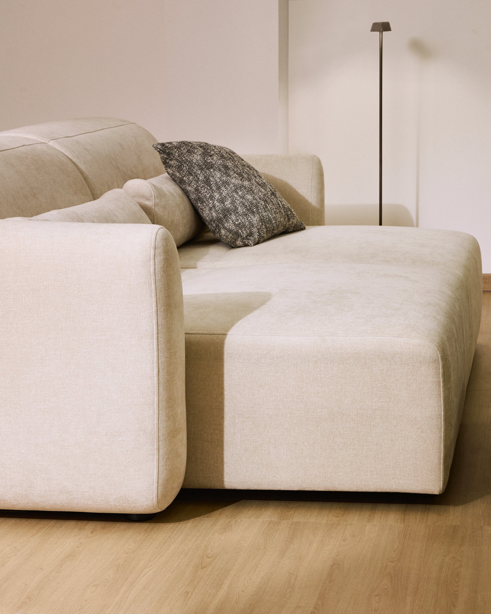 Lares 4-seater sofa with motorised sliding seats and reclining headrest in beige chenille 290cm - Lifestyle