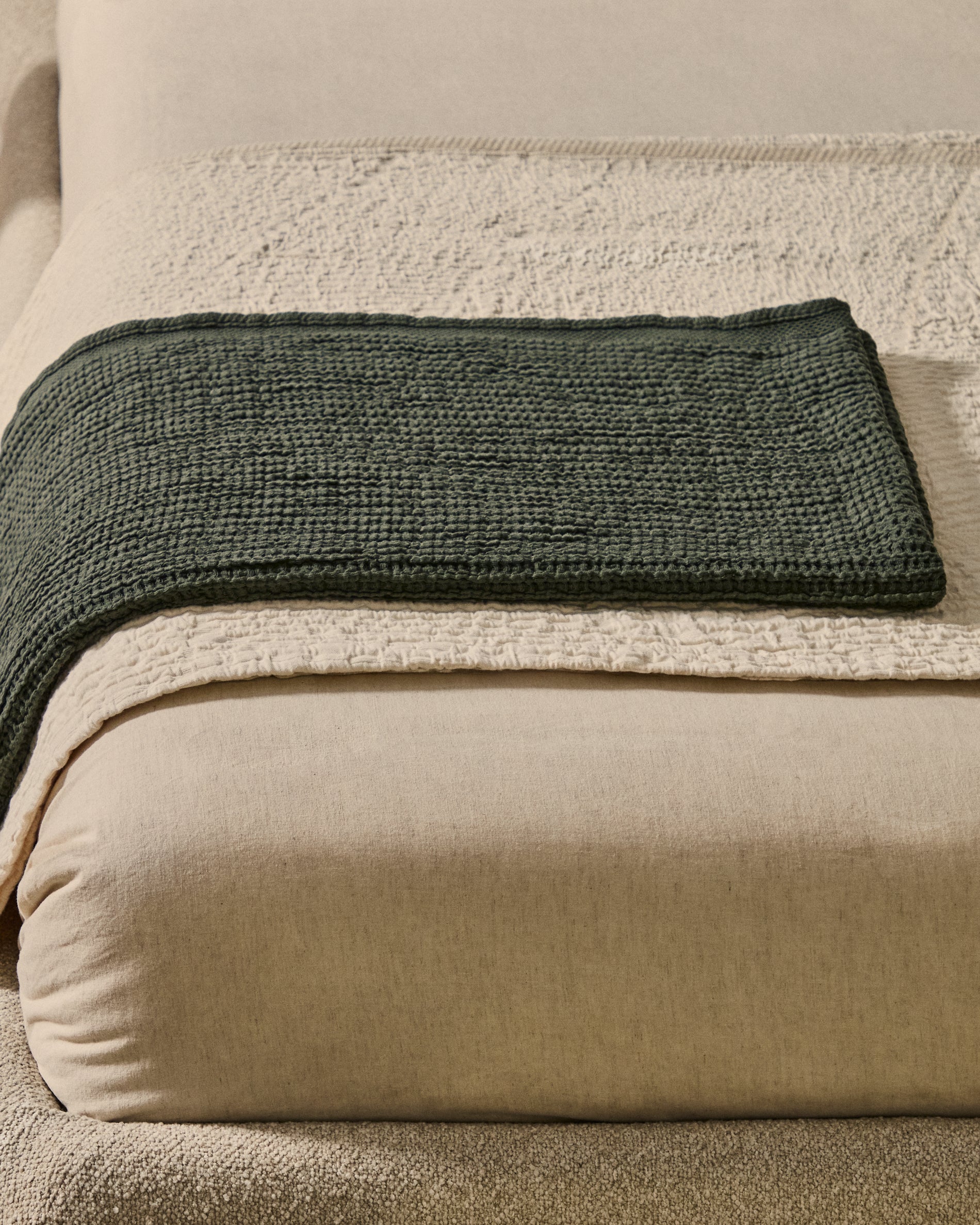 Nulina 100% cotton waffle blanket in green 130 x 170 cm - Lifestyle