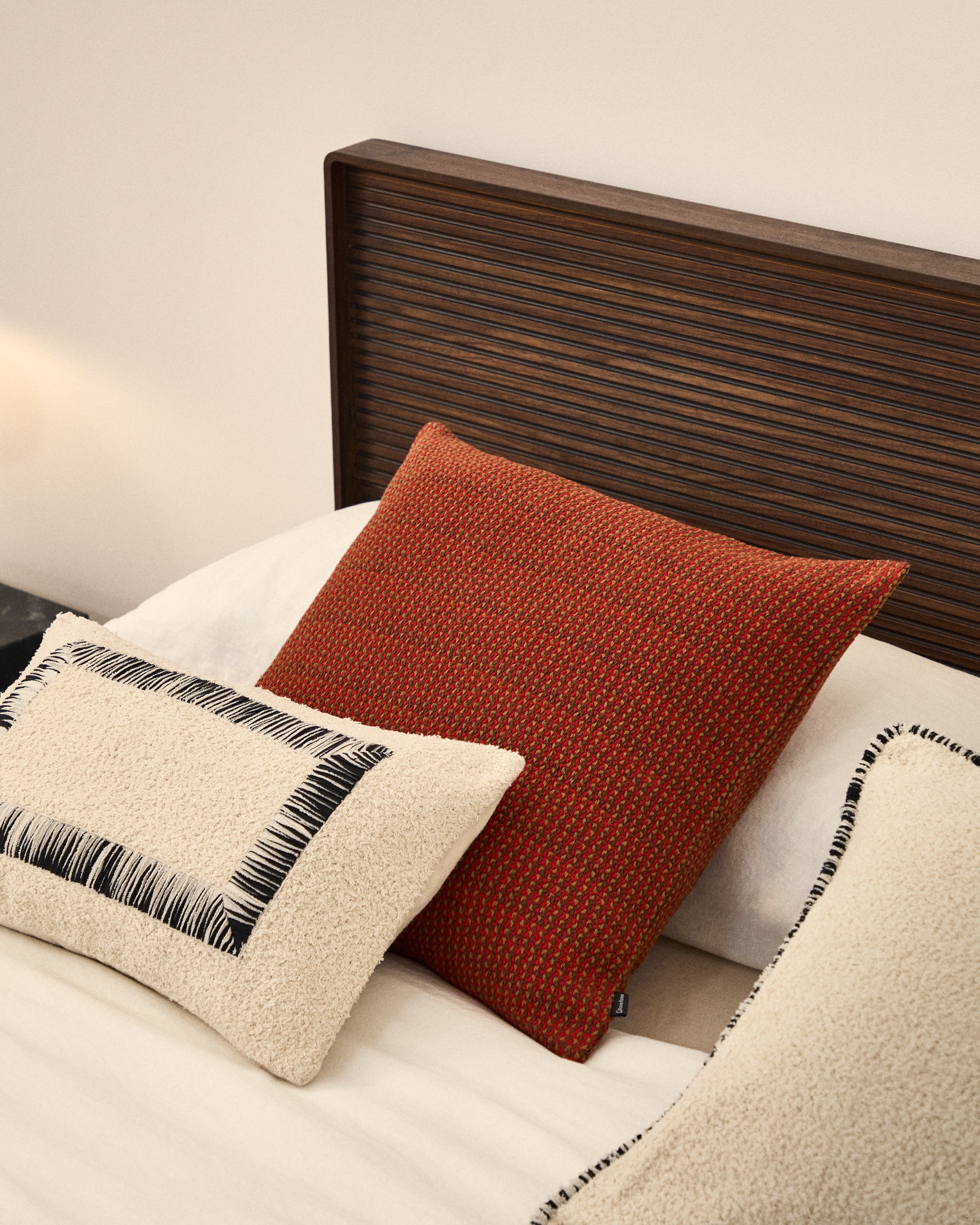Nuval cushion cover in red structured fabric 50 x 50 cm - Lifestyle