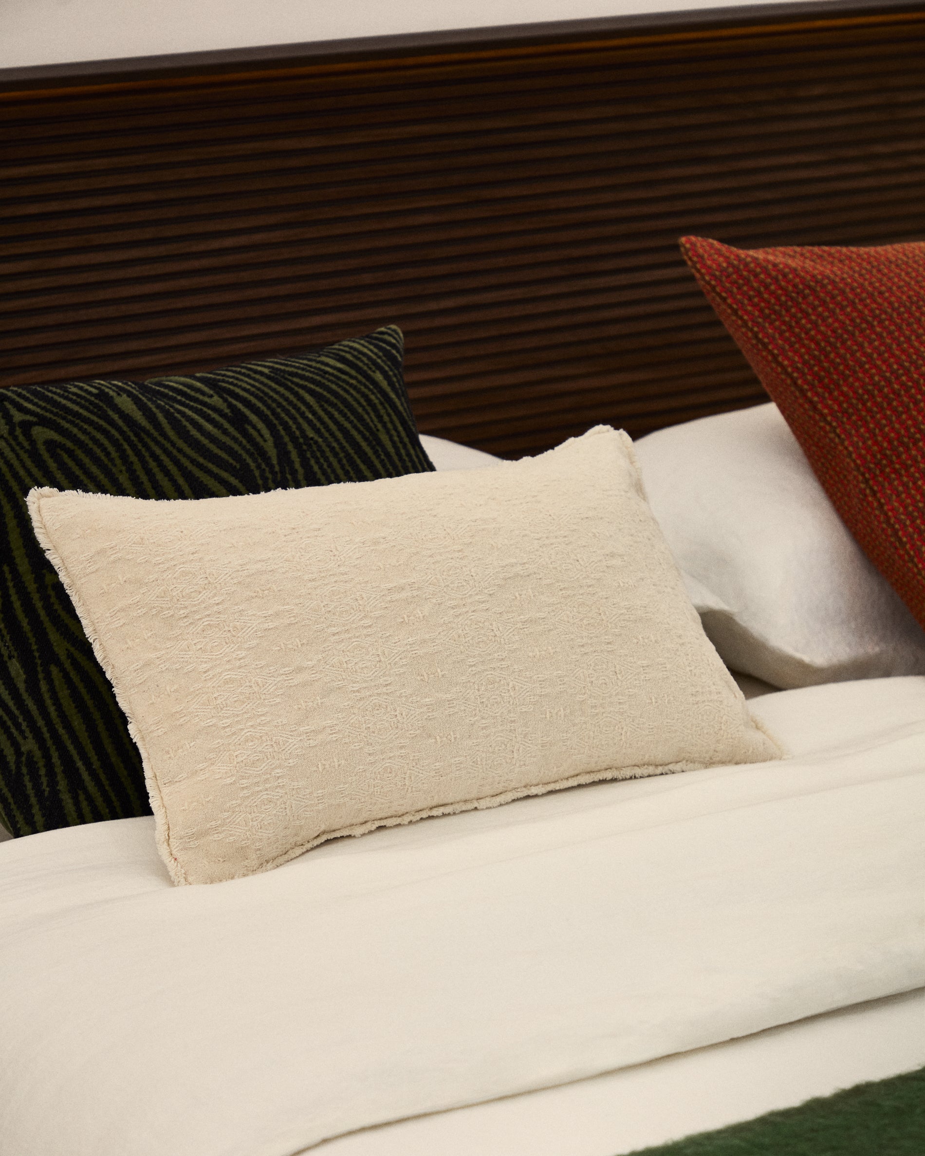 Narela cushion cover in natural jacquard cotton and viscose 50 x 30 cm - Lifestyle