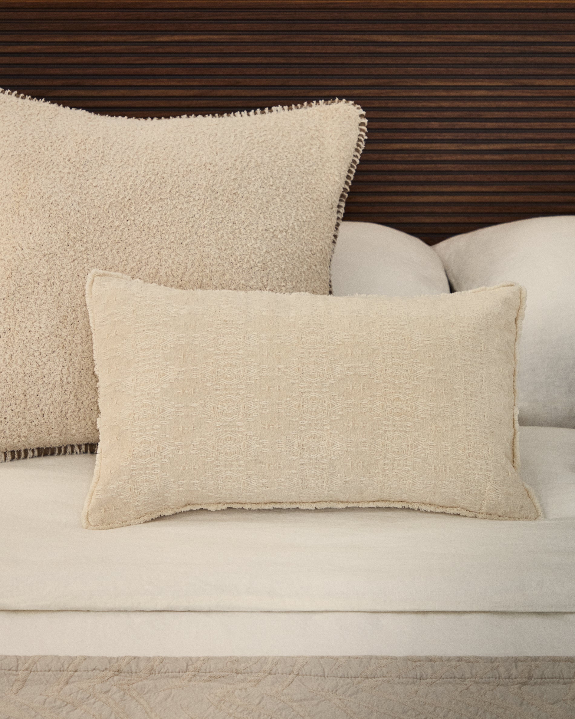 Narela cushion cover in natural jacquard cotton and viscose 50 x 30 cm - Lifestyle