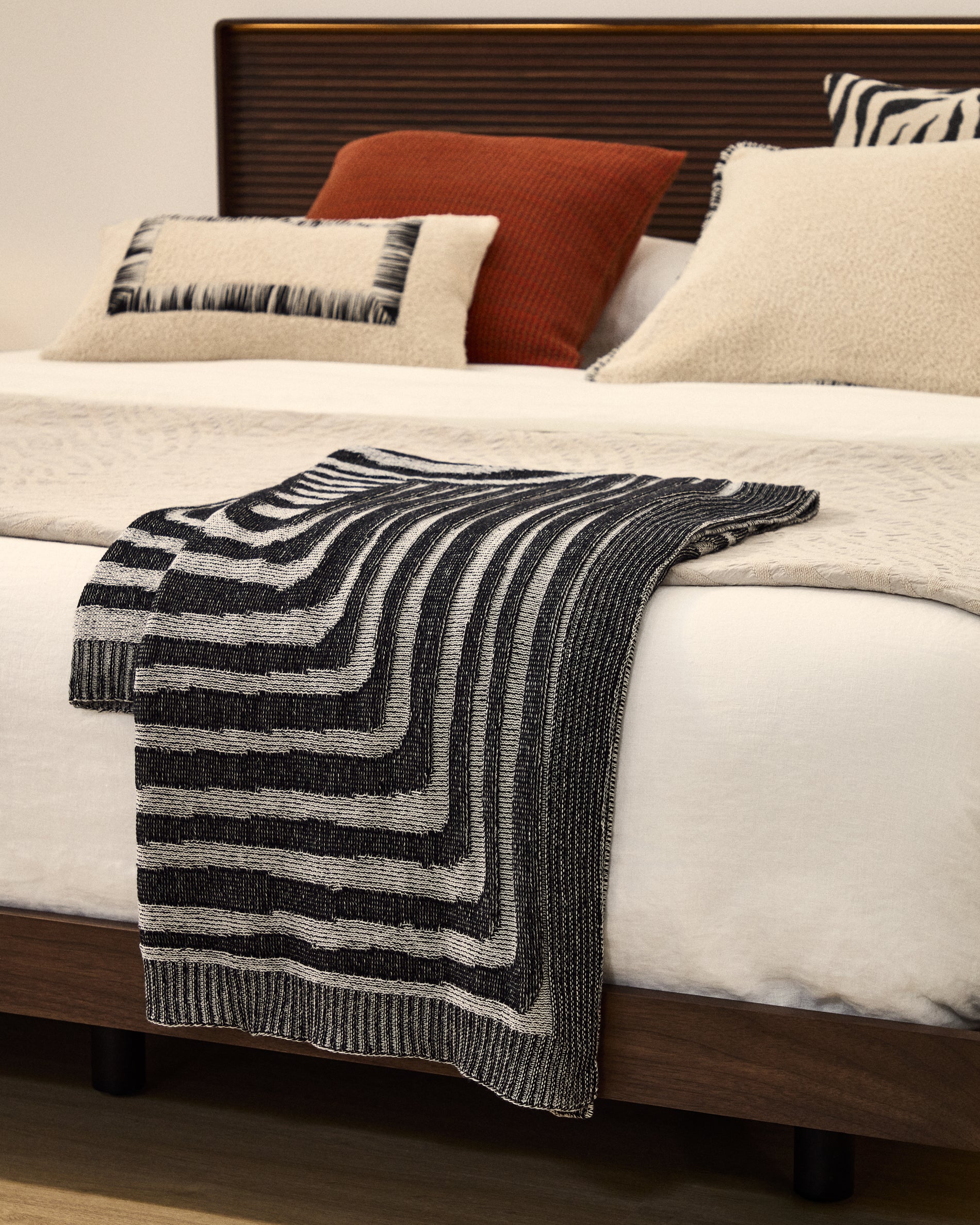 Oreli throw in black cotton jacquard with zebra pattern 130 x 170 cm - Lifestyle