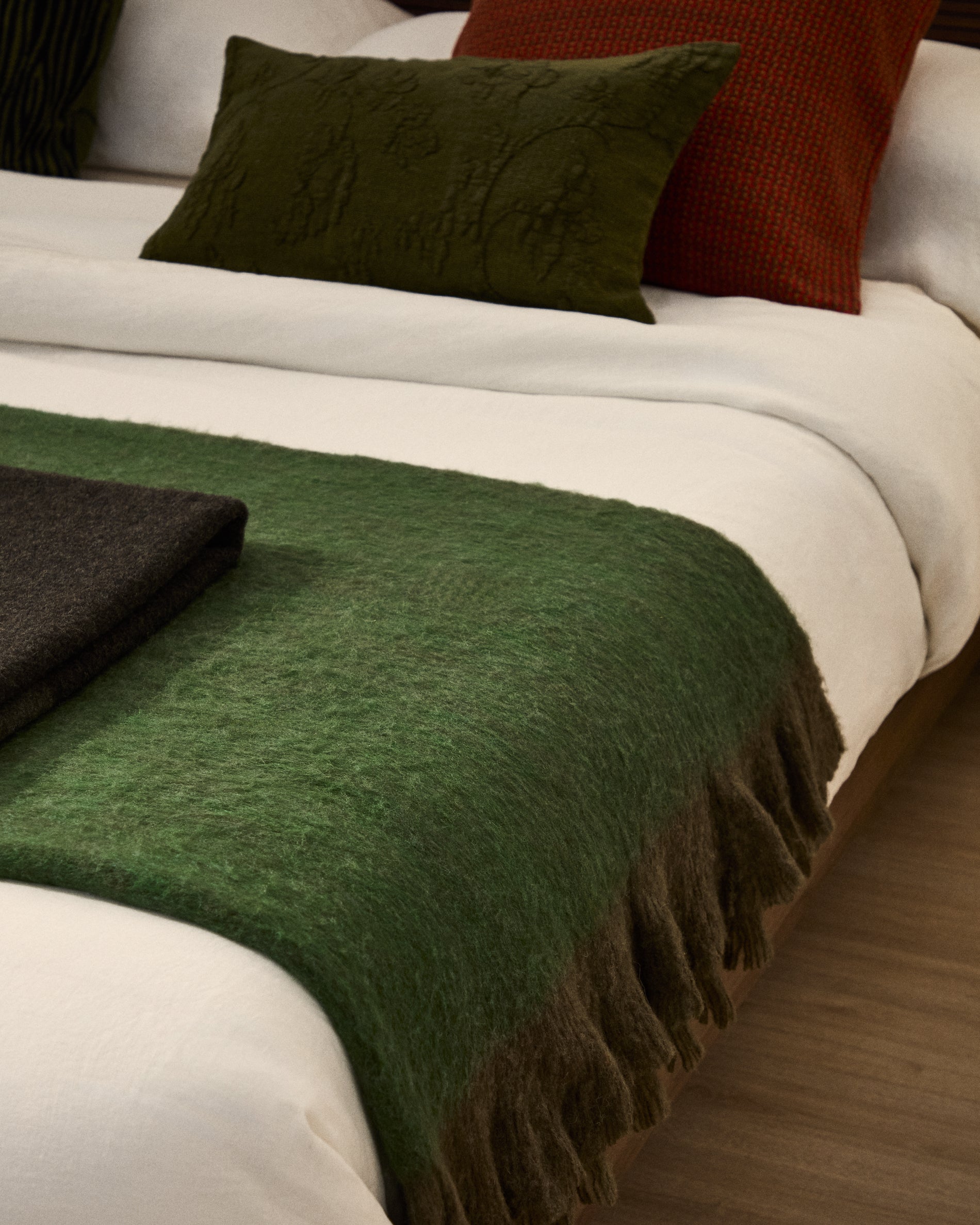 Odelna wool and acrylic throw with ruffles in green 130 x 170 cm - Lifestyle