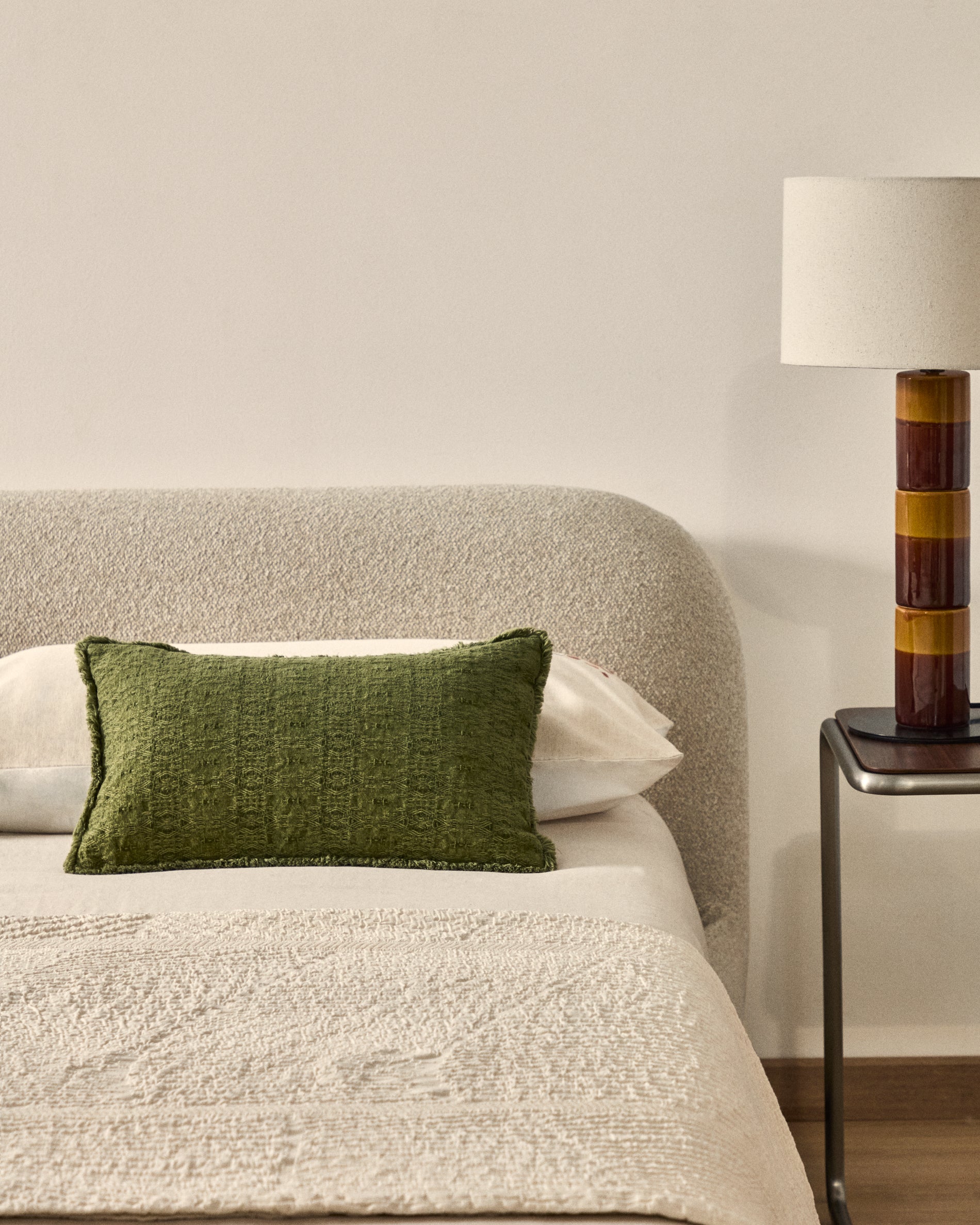 Narela cushion cover in green jacquard cotton and viscose 50 x 30 cm - Lifestyle