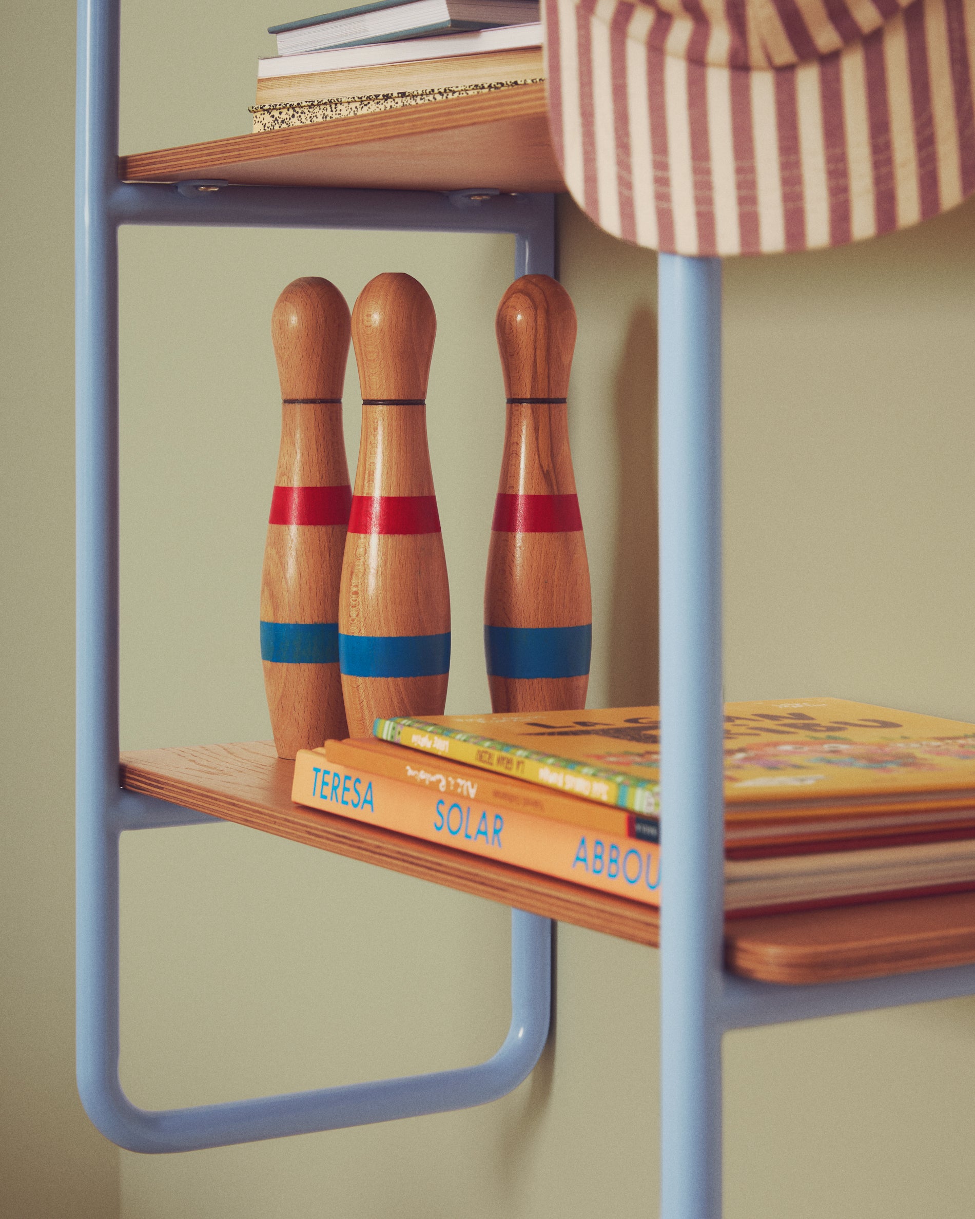 Tinn ash veneer shelf with a blue metal structure, 70 x 60 cm - Lifestyle