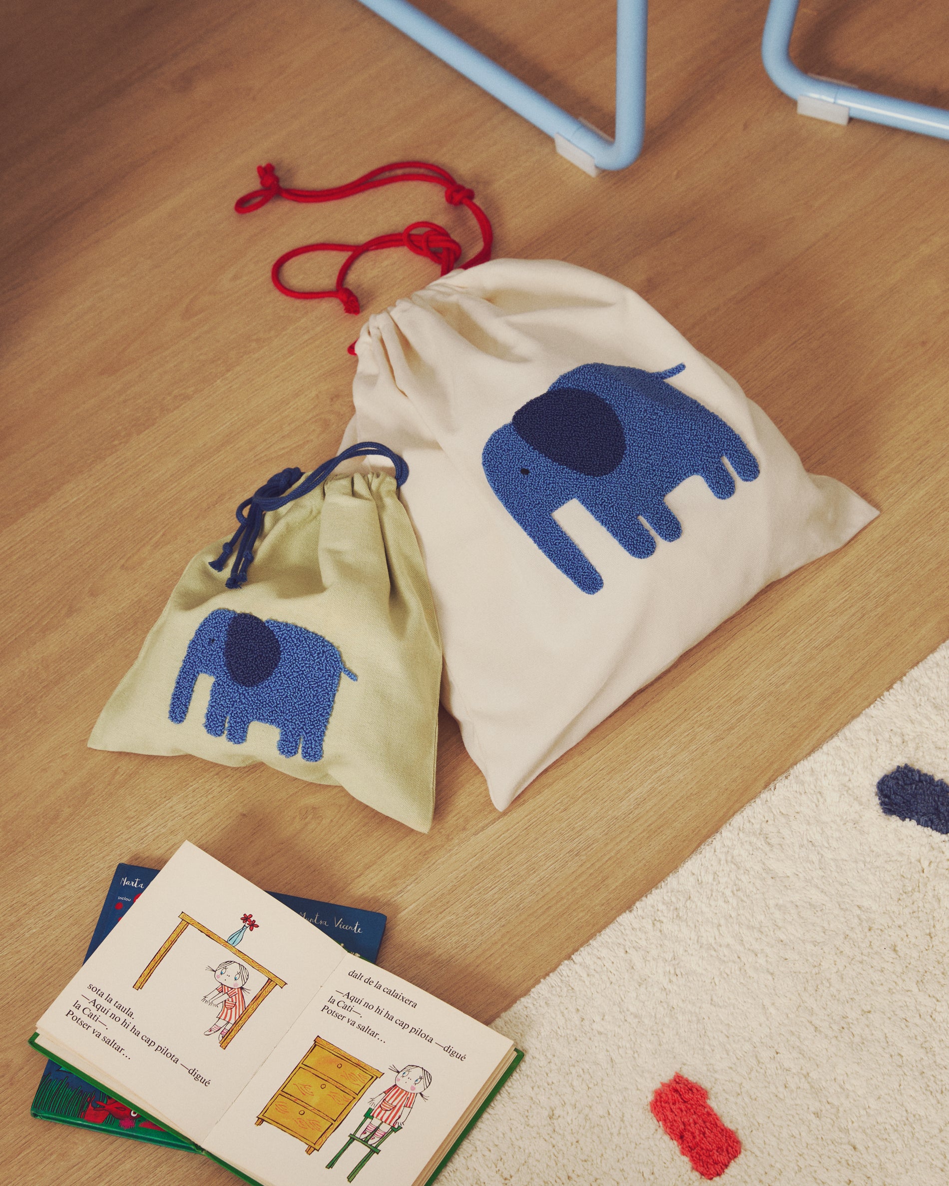 Tandani set of 2 beige and green cotton bags with embroidered blue elephant - Lifestyle