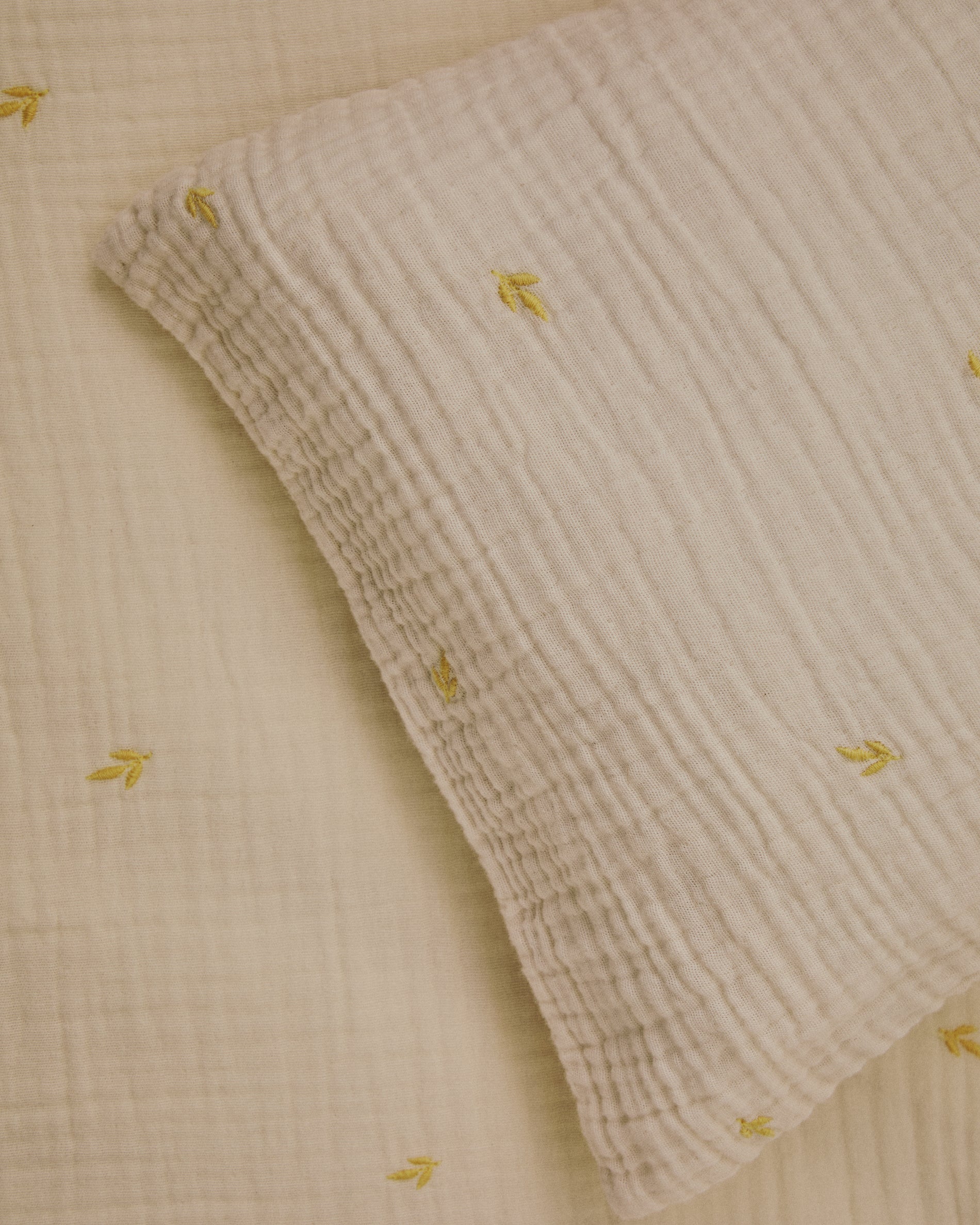 Dorani duvet cover and pillow case set in double-gauze cotton with embroidery detail for 70cm bed - Lifestyle