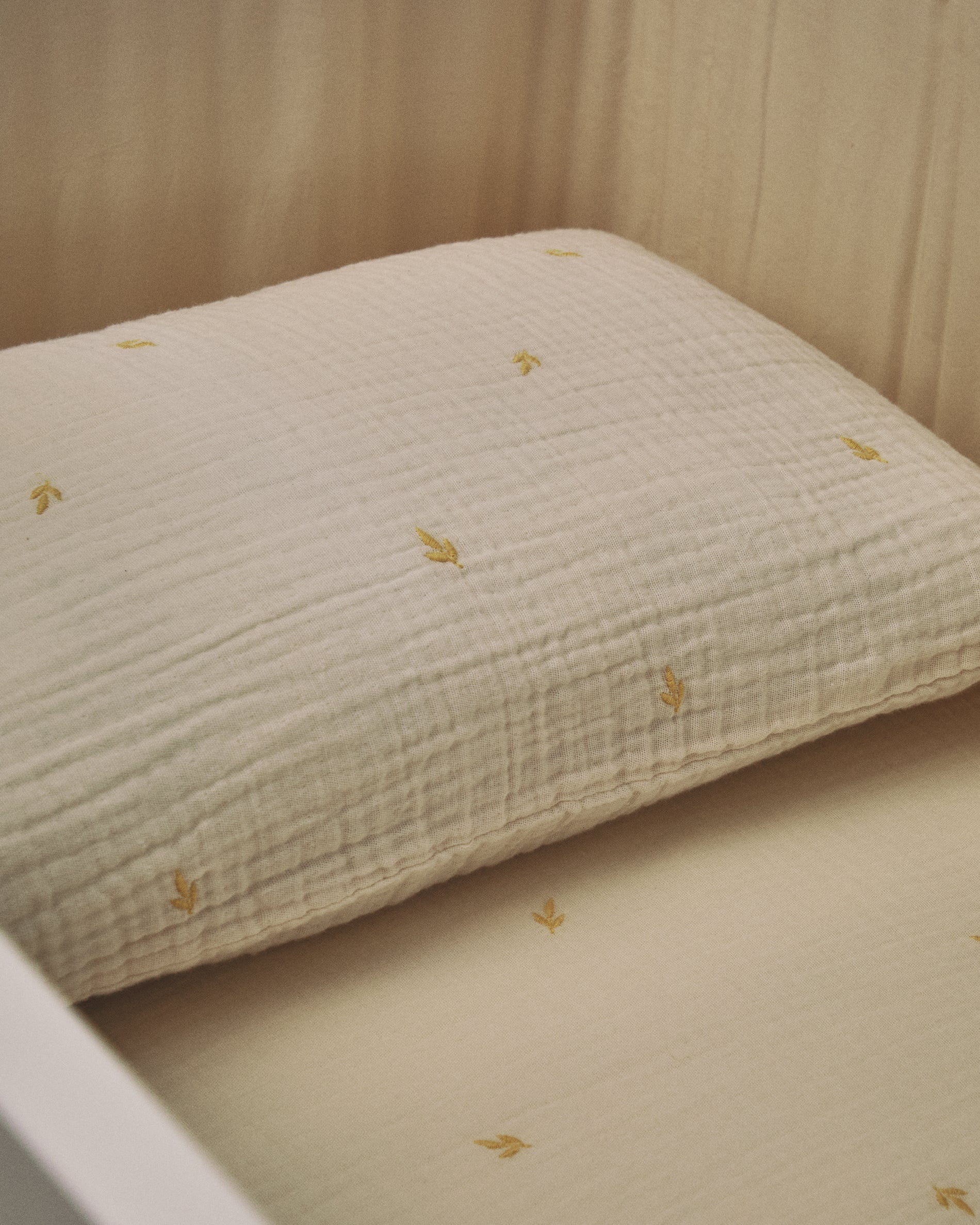 Dorani duvet cover and pillowcase set in double-gauze cotton with embroidery detail for convertible cot - Lifestyle