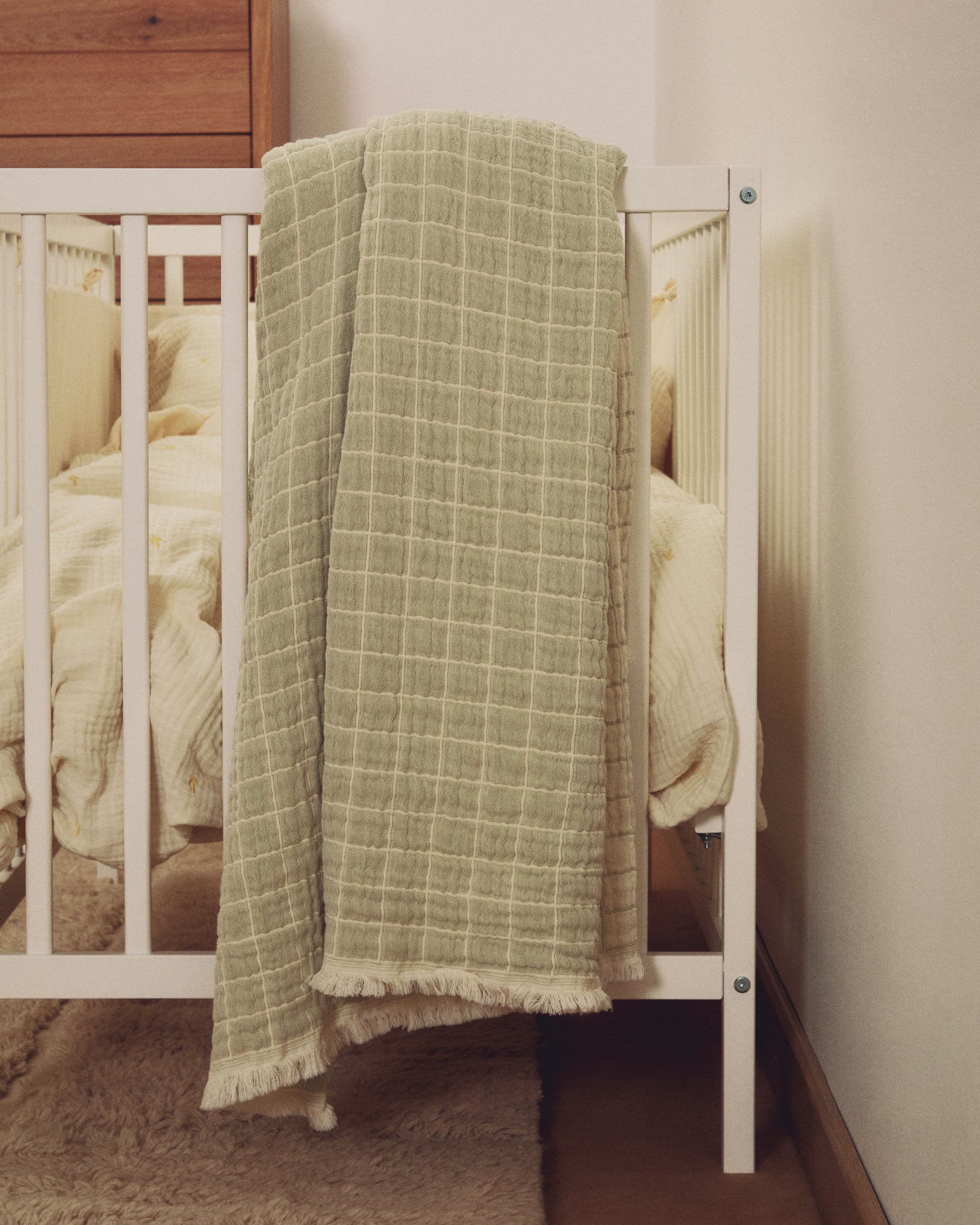 Tivaro 100% cotton jacquard blanket in light green check, double-sided 130 x 170 cm - Lifestyle