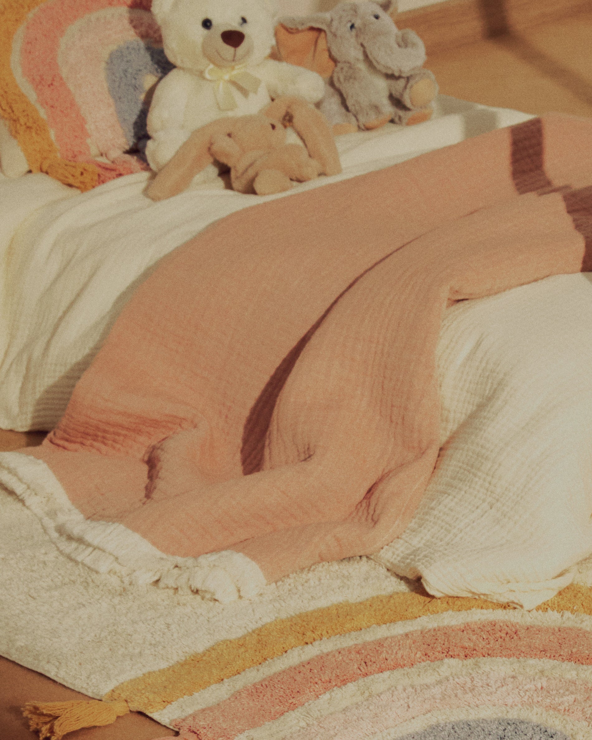 Nafine 100% cotton muslin blanket with two-toned fringe 130 x 170 cm - Lifestyle
