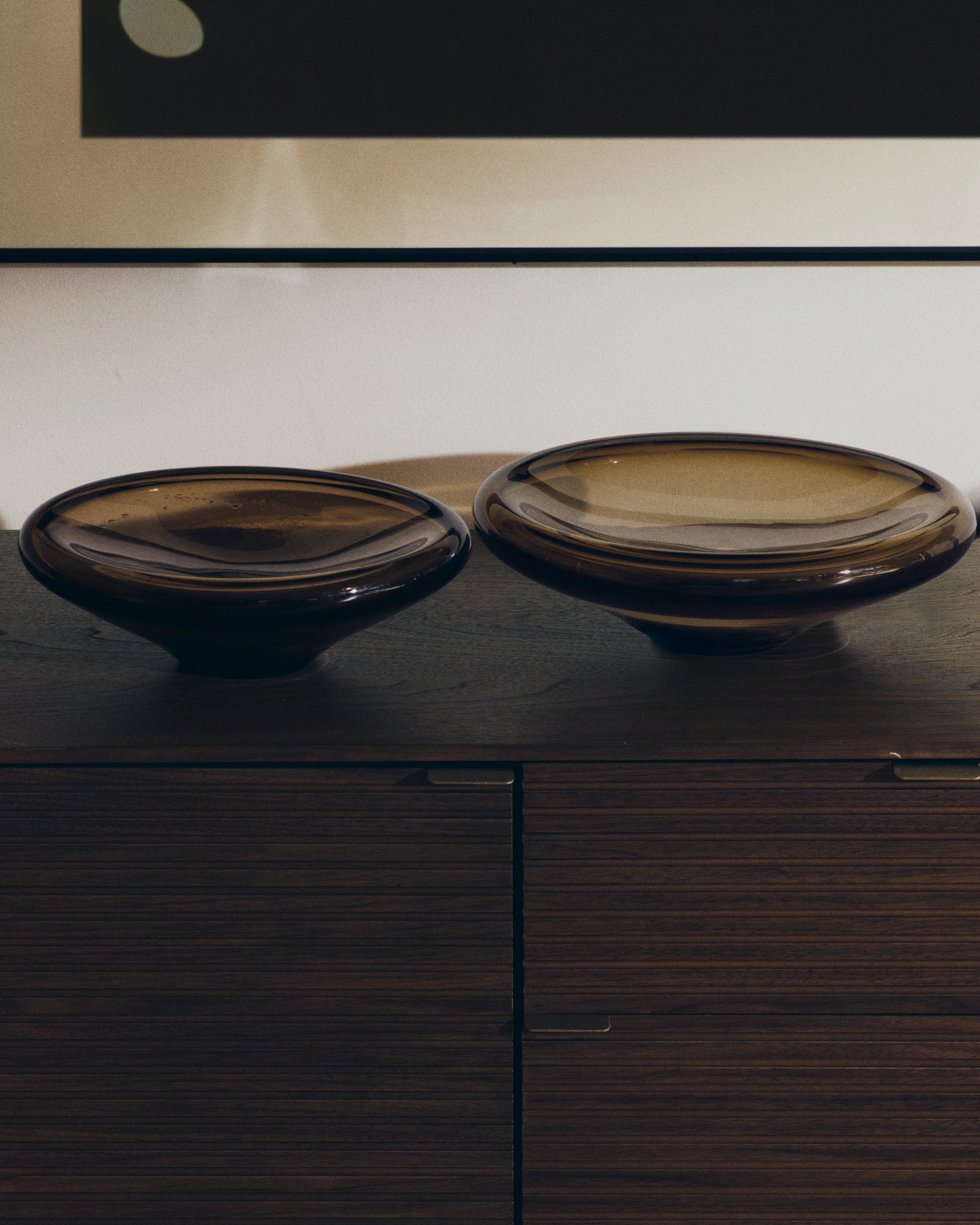 Zolira brown glass centerpiece Ø 31 cm - Lifestyle