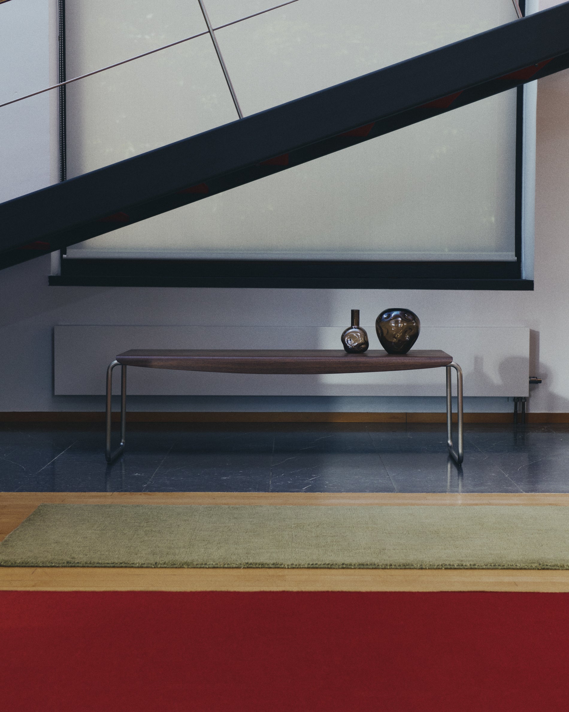 Tarsel bench in walnut veneer with brushed stainless steel structure 142cm - Lifestyle