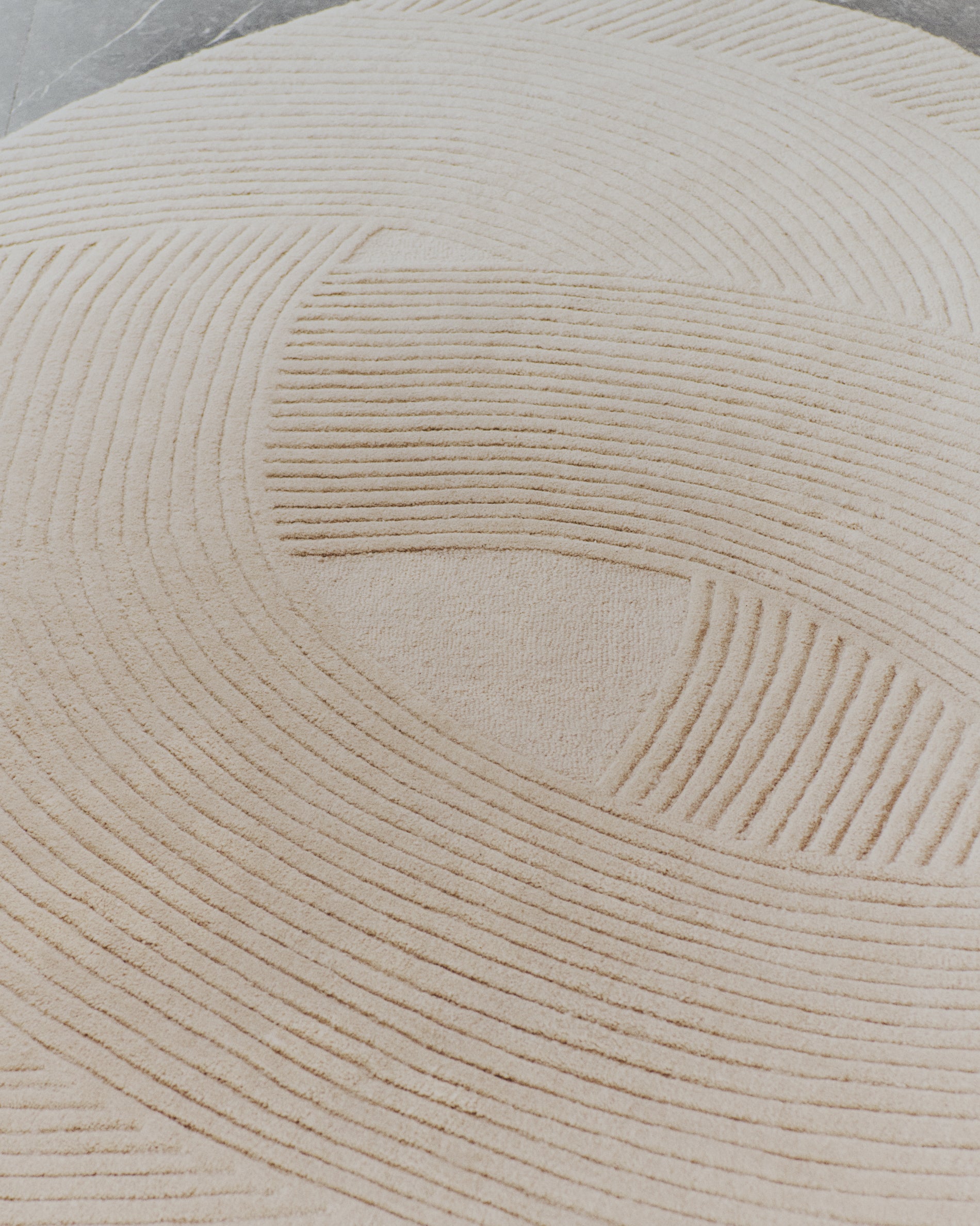 Domm beige wool rug, Ø 200 cm - Lifestyle