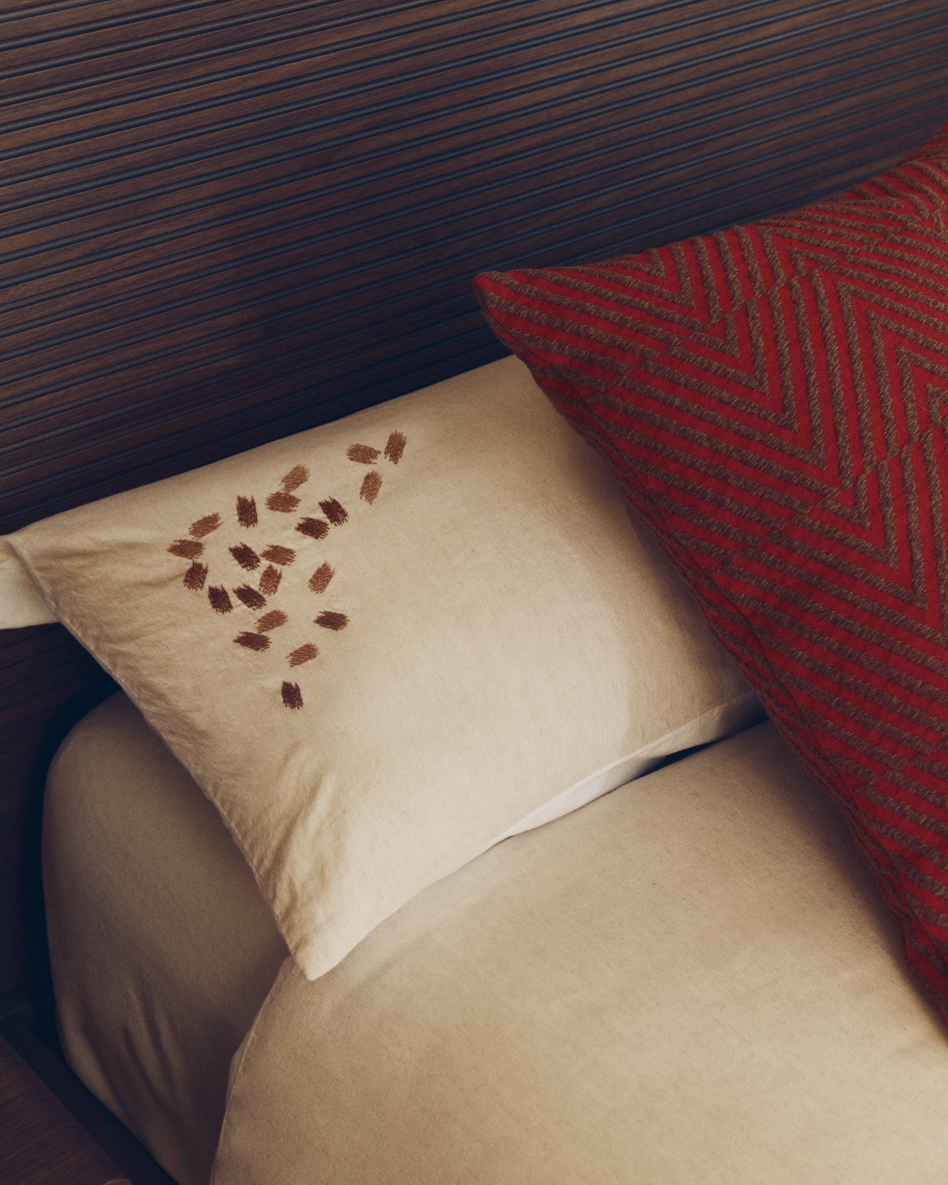 Virelda duvet cover and pillowcase set in beige cotton and linen with embroidered detail for 150cm bed - Lifestyle