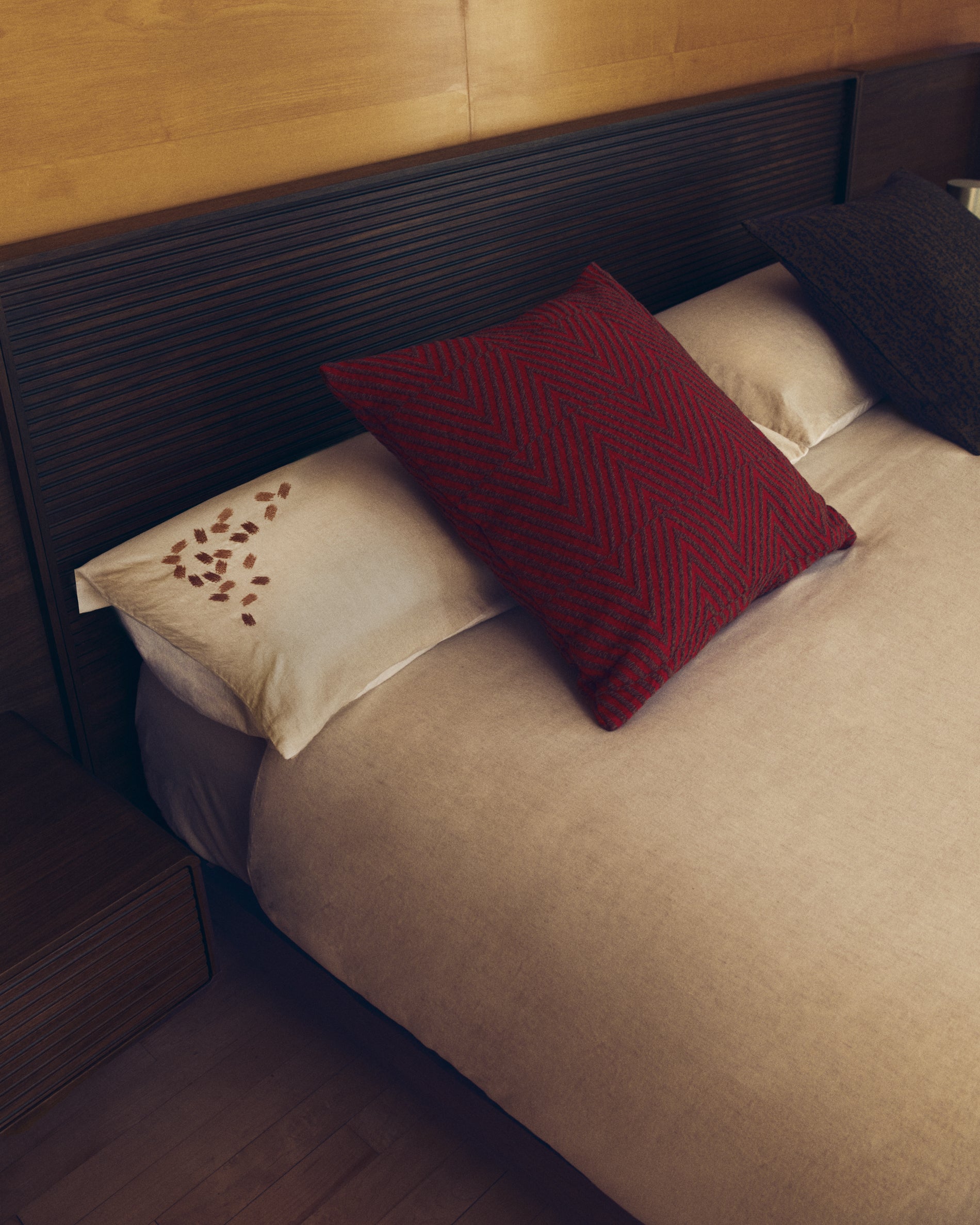 Virelda duvet cover and pillowcase set in beige cotton and linen with embroidered detail for 150cm bed - Lifestyle
