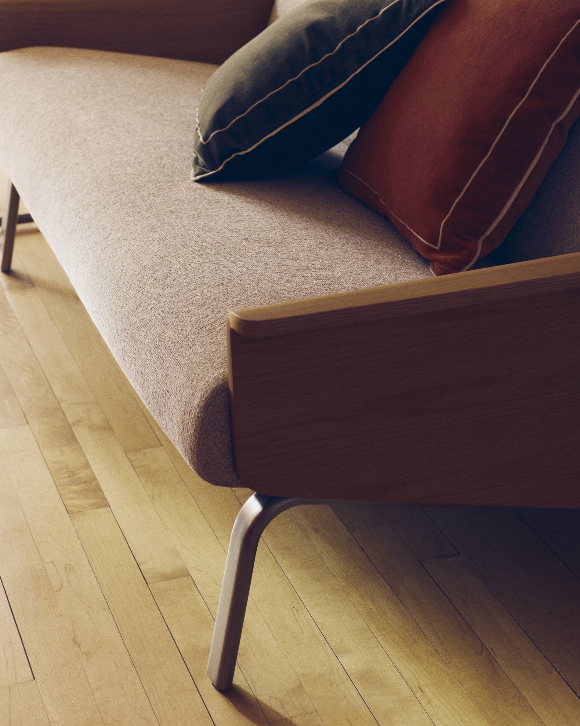 Amsen beige 2-seater sofa in oak plywood with brushed stainless steel legs 150cm - Lifestyle