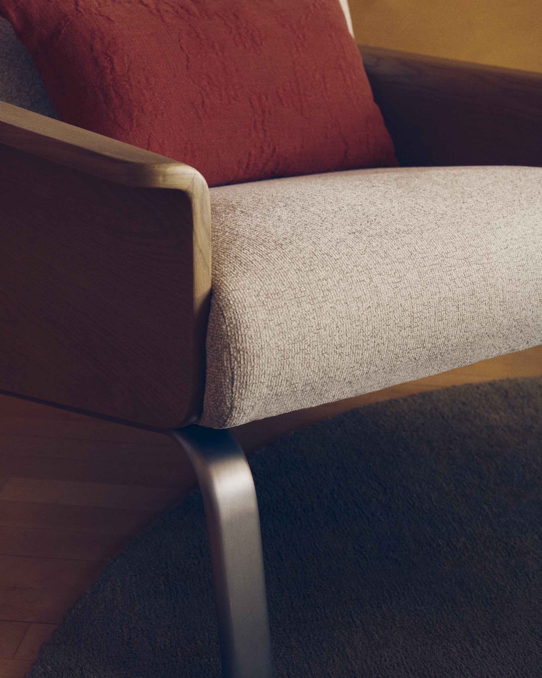 Amsen beige armchair in oak plywood with legs in brushed stainless steel - Lifestyle
