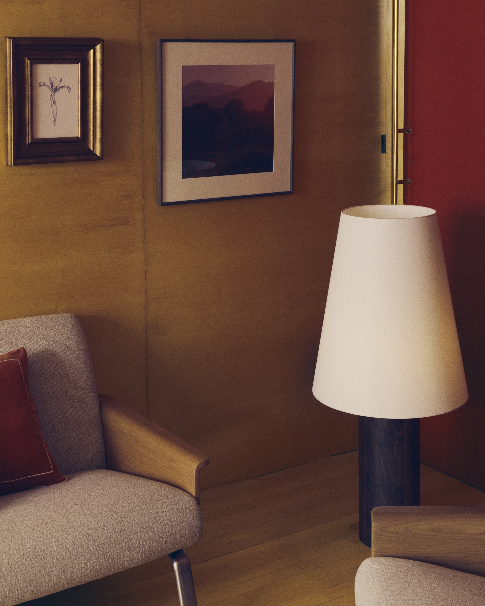 Marga floor lamp made from solid rubber wood with dark finish - Lifestyle