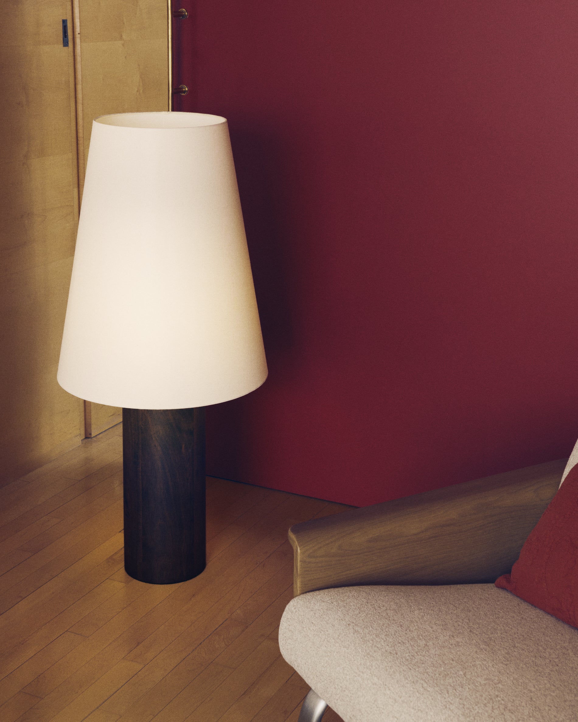 Marga floor lamp made from solid rubber wood with dark finish - Lifestyle