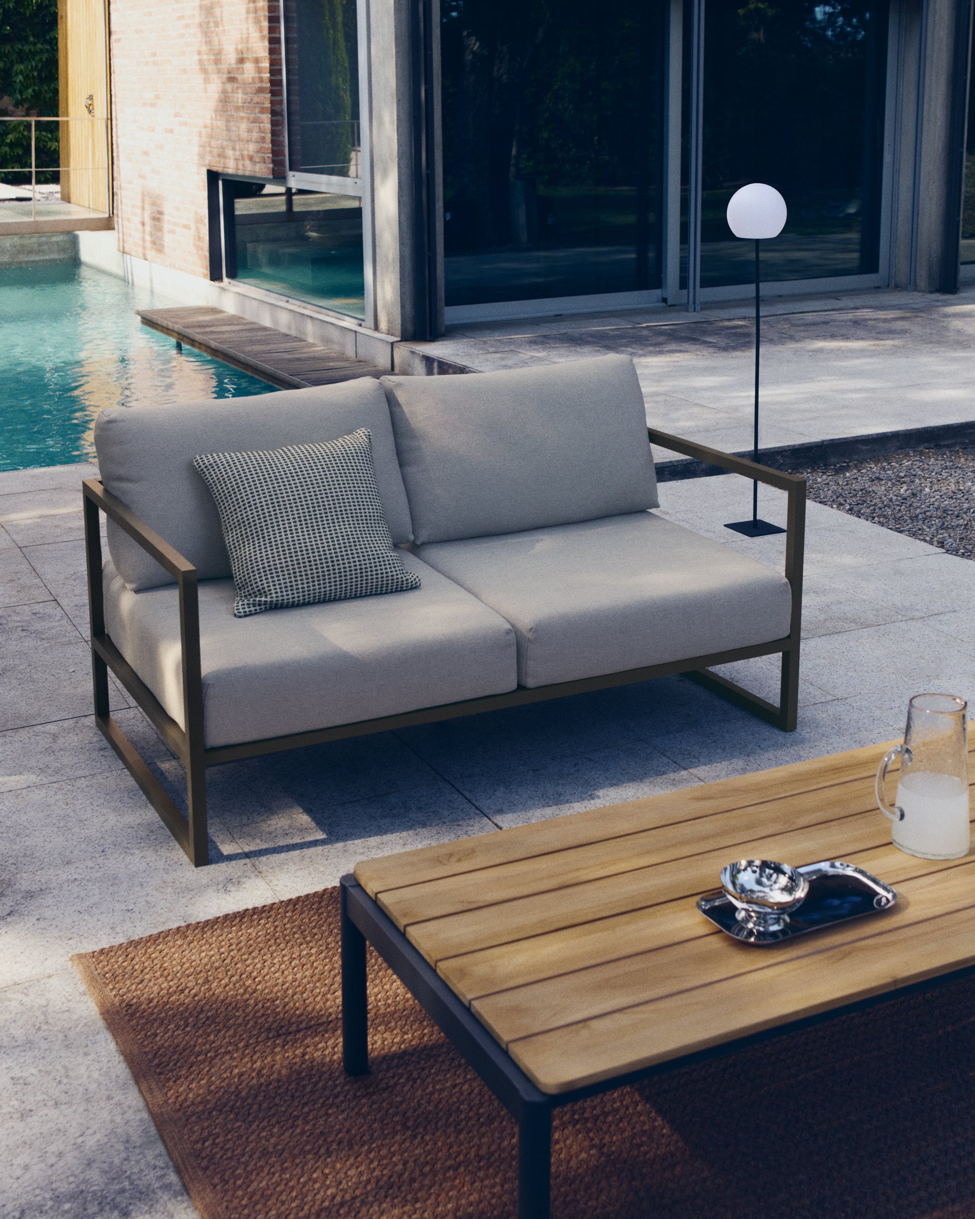 Comova 100% outdoor 2-seater sofa in light grey and green aluminium, 150 cm - Lifestyle