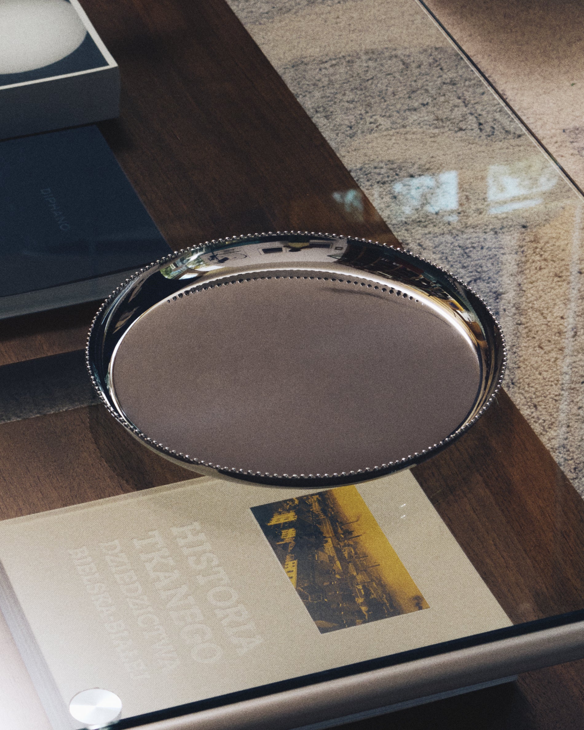 Nirela stainless steel tray Ø 36cm - Lifestyle