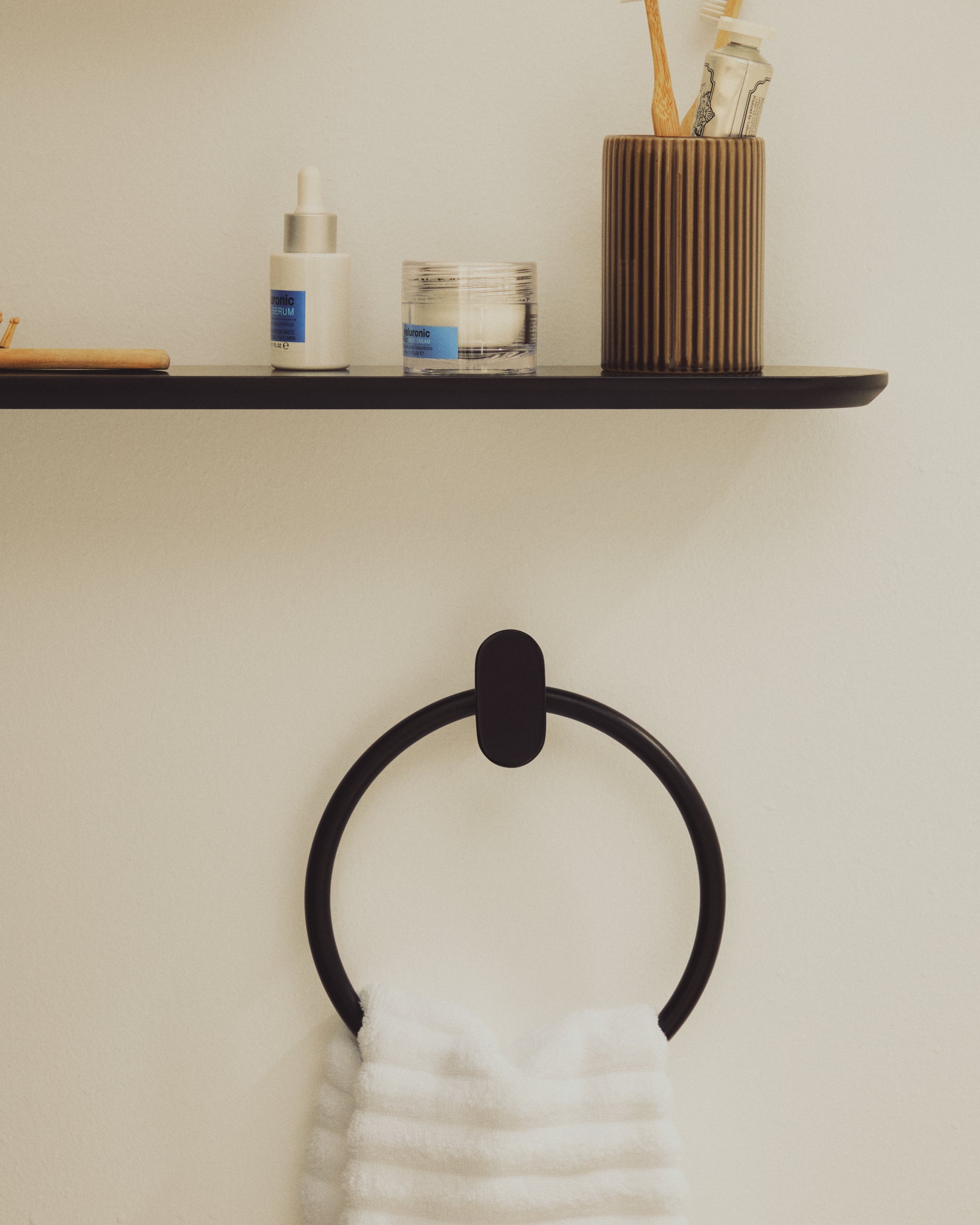Black metal Arely towel ring - Lifestyle
