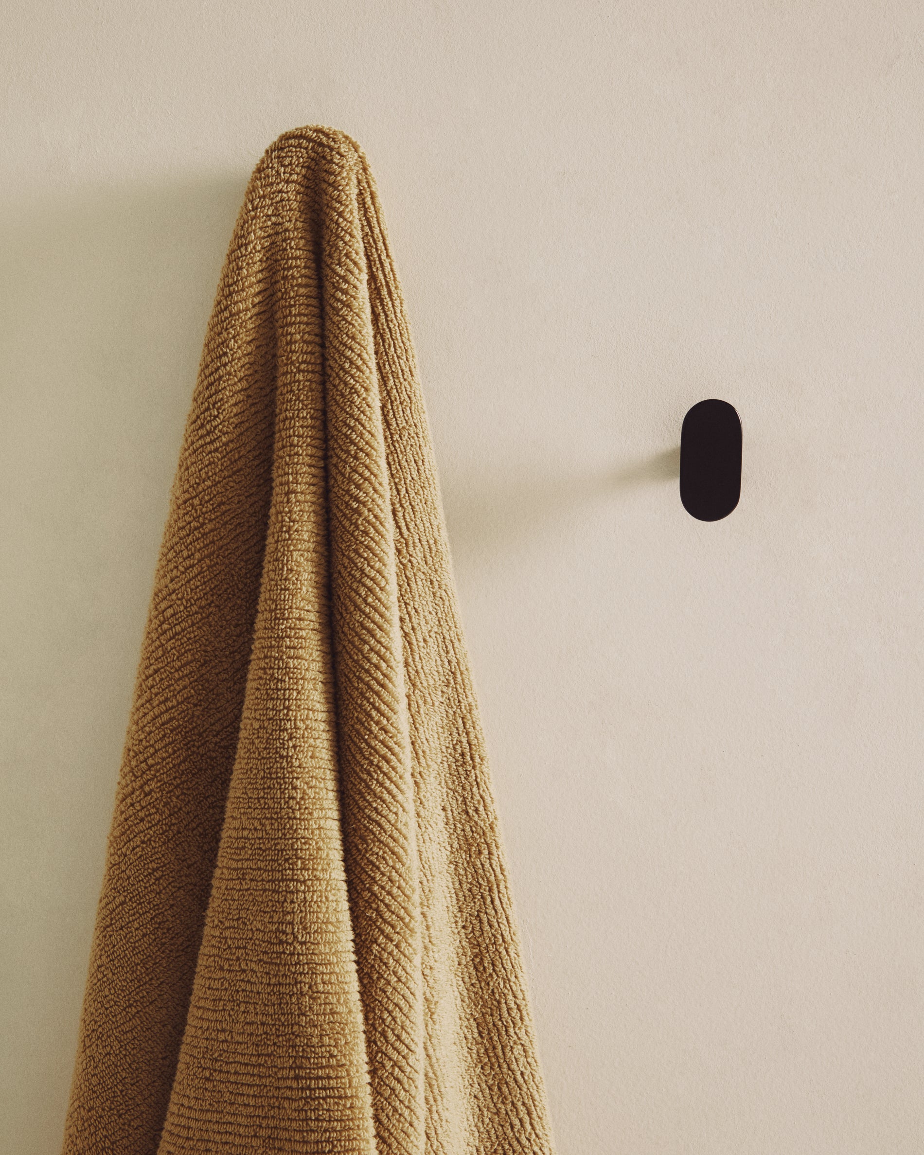 Arely set of 2 solid beech wood hangers with black lacquer finish 6.5 cm/10 cm - Lifestyle
