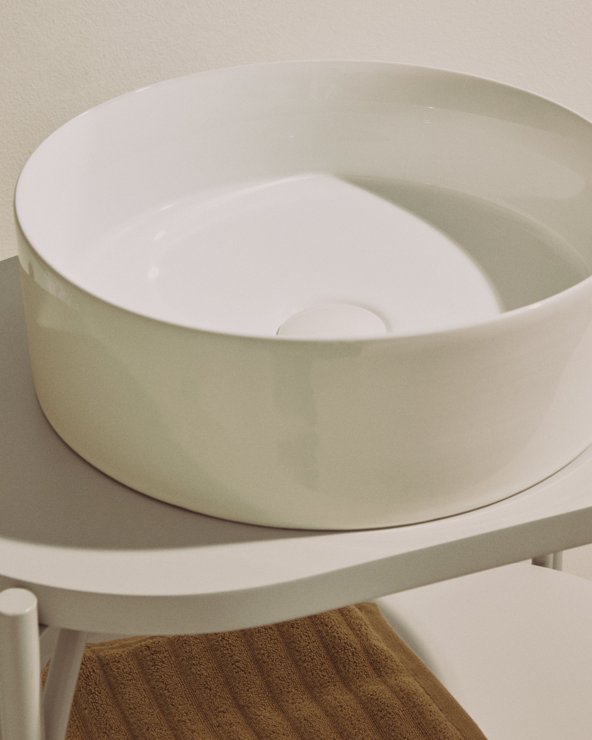 Ovara countertop basin in white glazed ceramic Ø 36 cm - Lifestyle