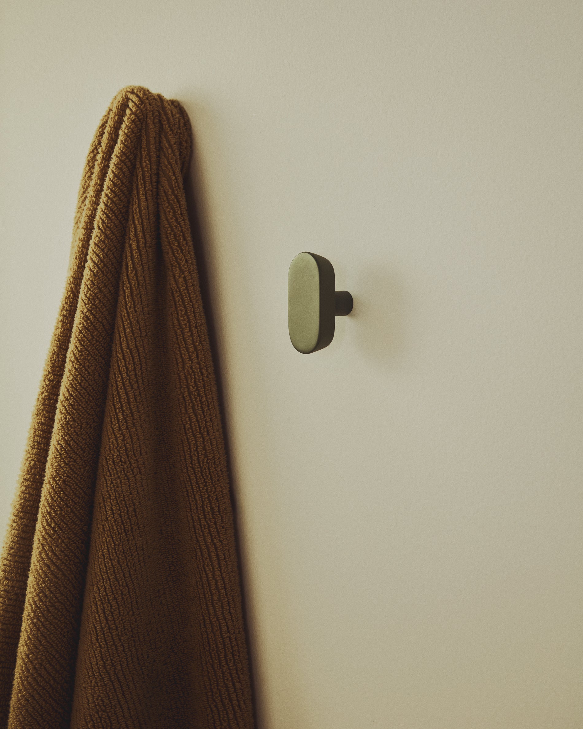 Arely set of 2 solid beech wood hangers with green lacquer finish 6.5 cm/10 cm - Lifestyle