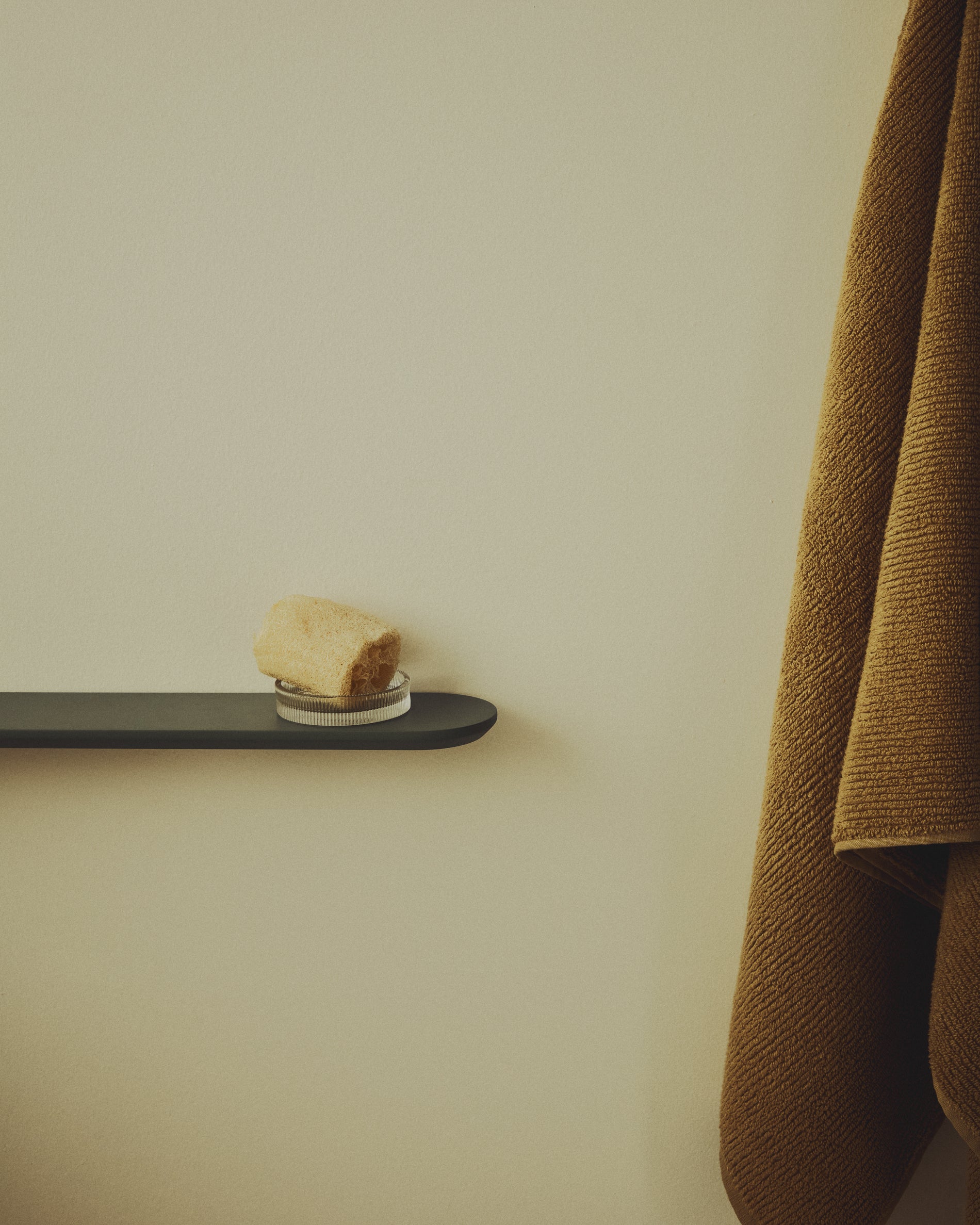 Arely set of 2 shelves in MDF with green lacquer finish 35 cm/55 cm - Lifestyle