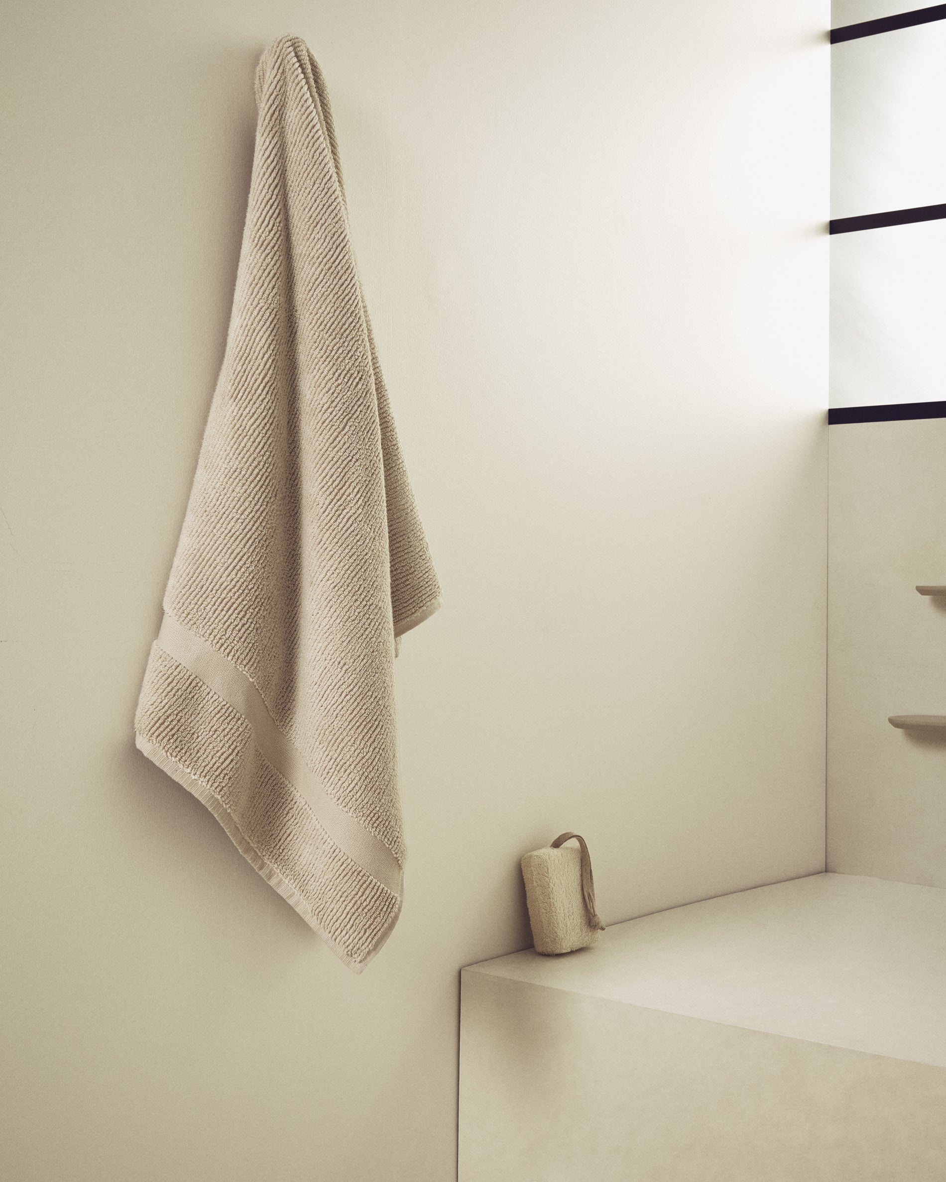 Olvira 100% cotton beige jacquard bath towel 70 x 140cm - Lifestyle