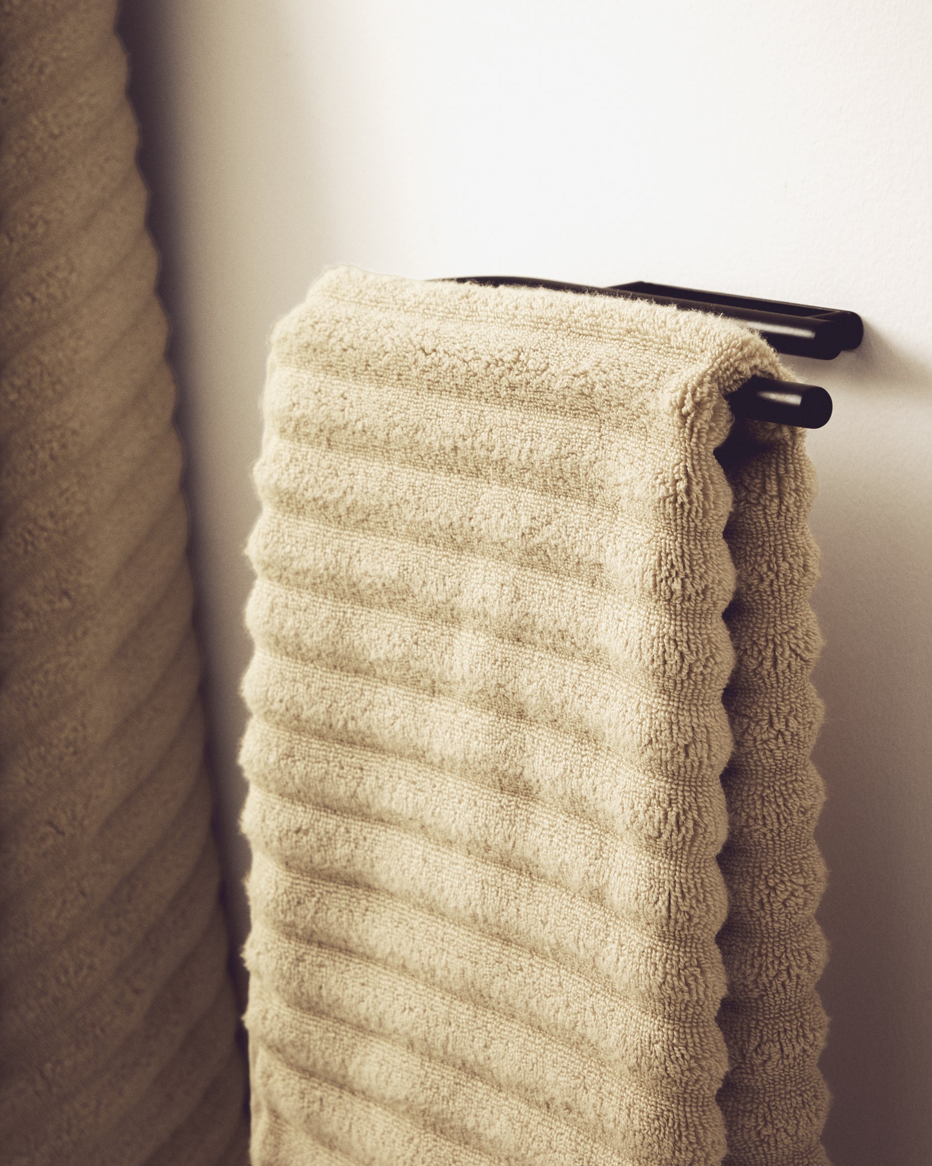 Black metal Arely towel rail - Lifestyle